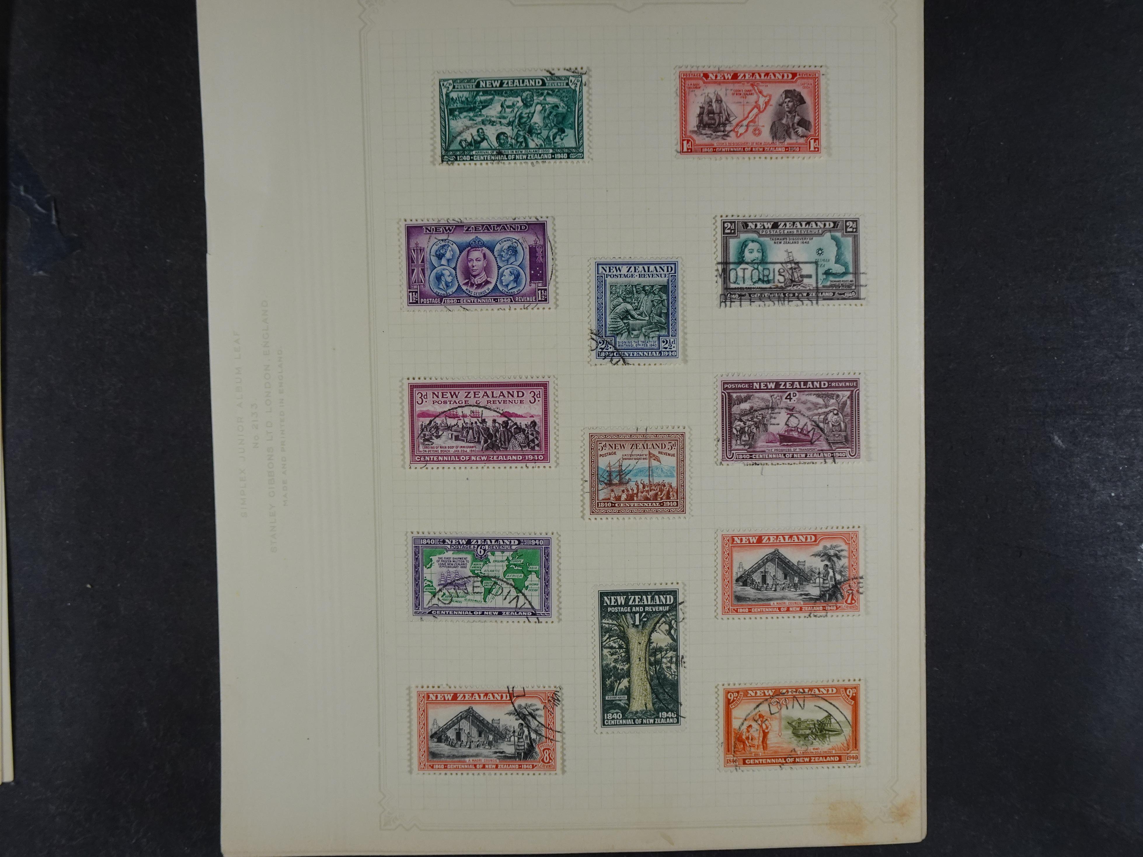 Doos met allerlei materiaal diverse betere zegels en fraaie stempels.
 233