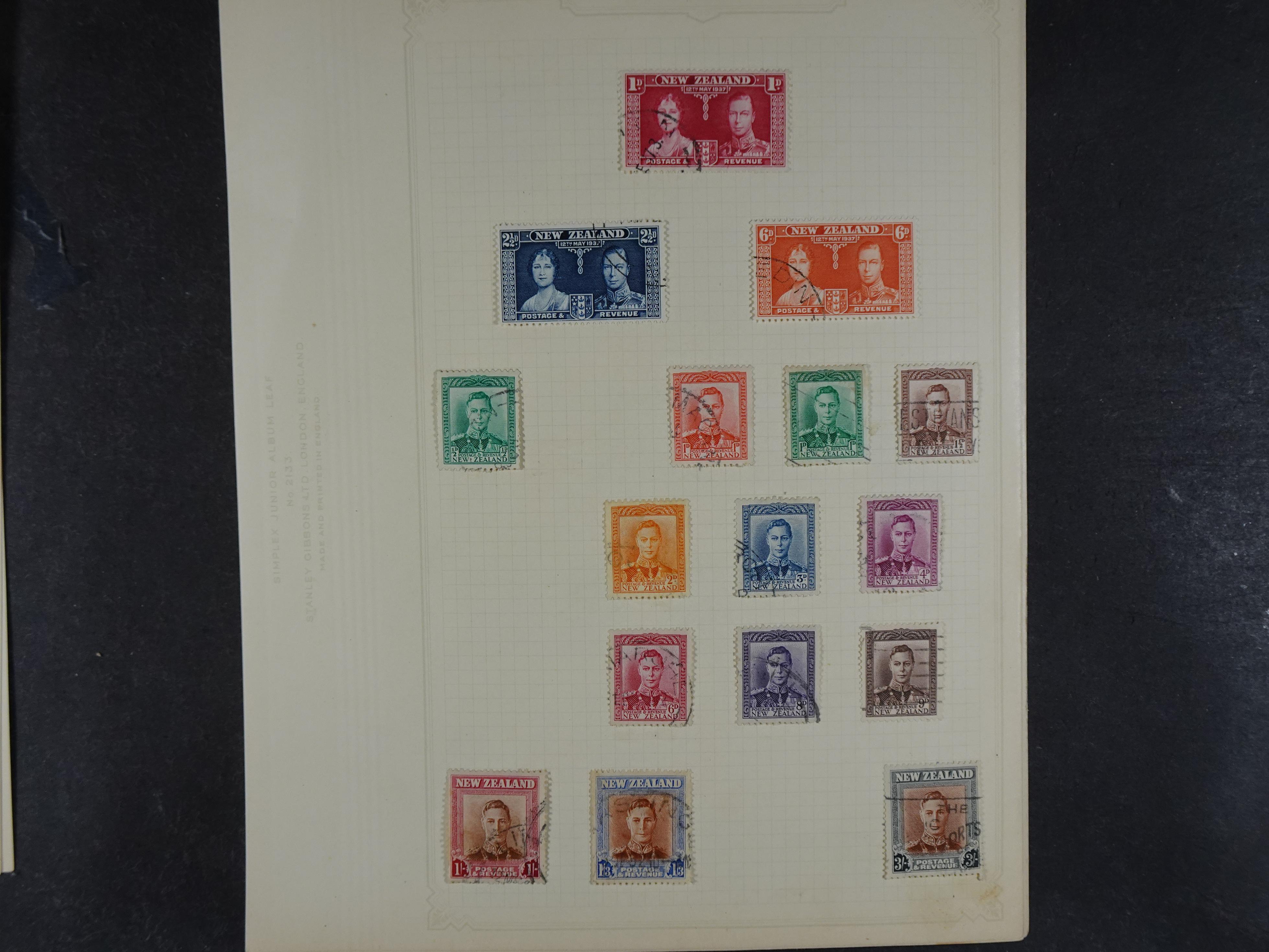 Doos met allerlei materiaal diverse betere zegels en fraaie stempels.
 234