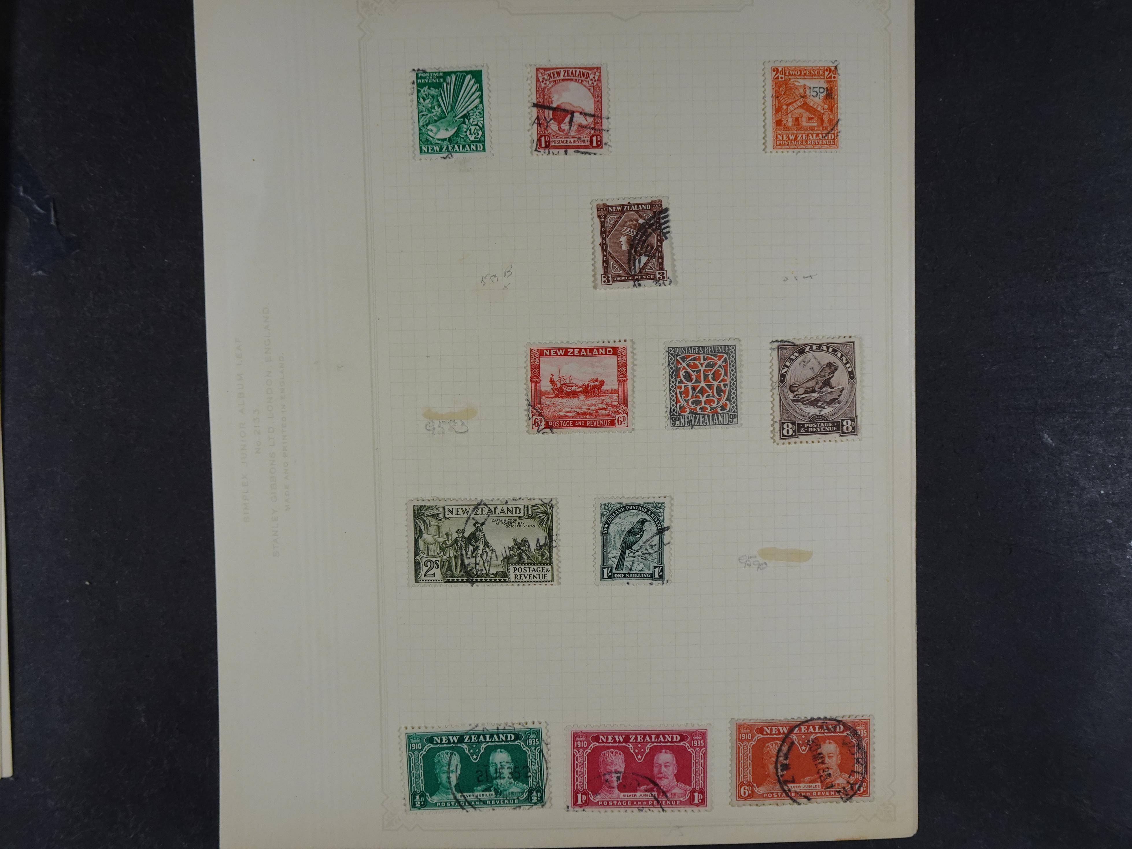 Doos met allerlei materiaal diverse betere zegels en fraaie stempels.
 235