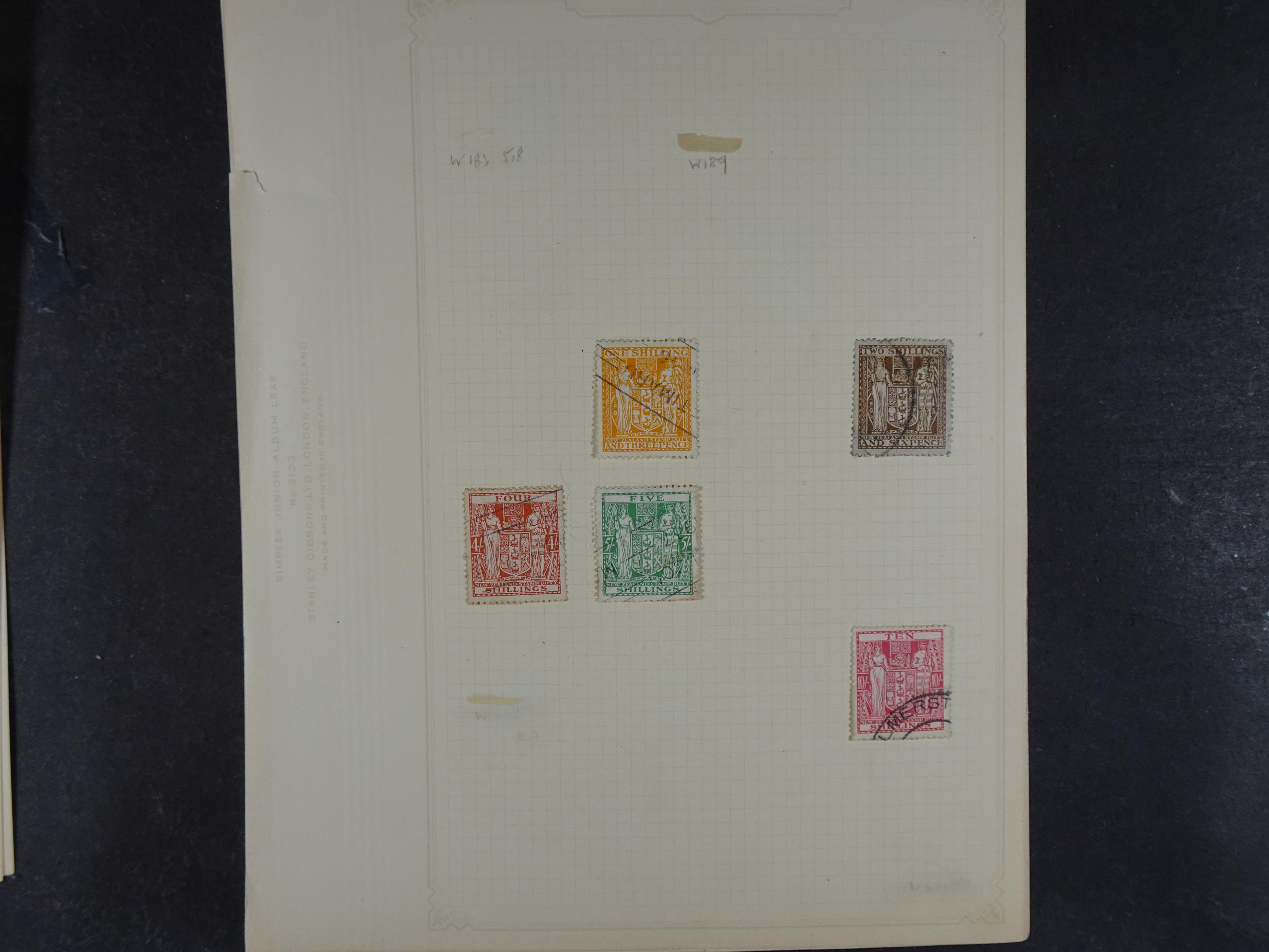 Doos met allerlei materiaal diverse betere zegels en fraaie stempels.
 236