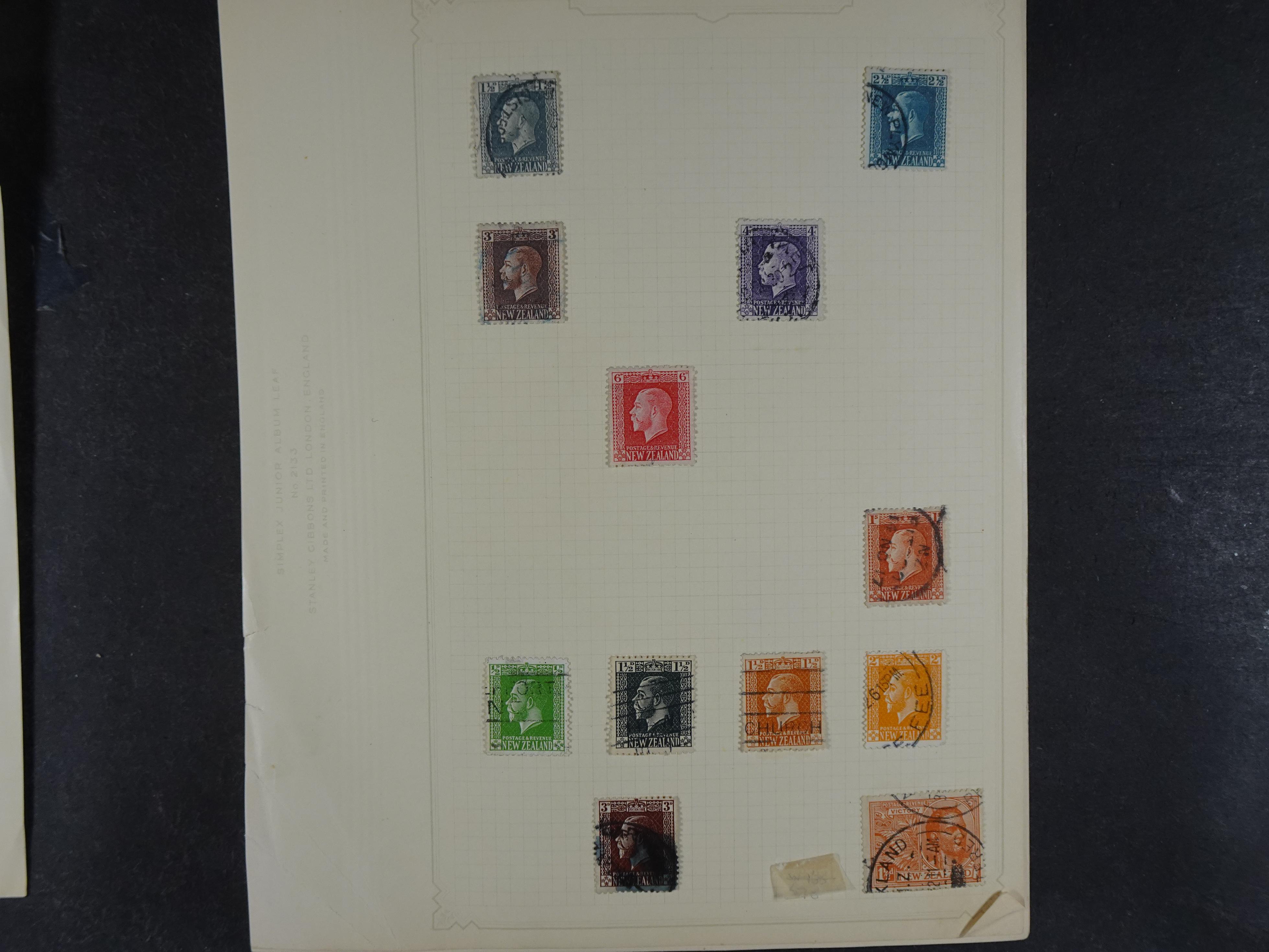 Doos met allerlei materiaal diverse betere zegels en fraaie stempels.
 237