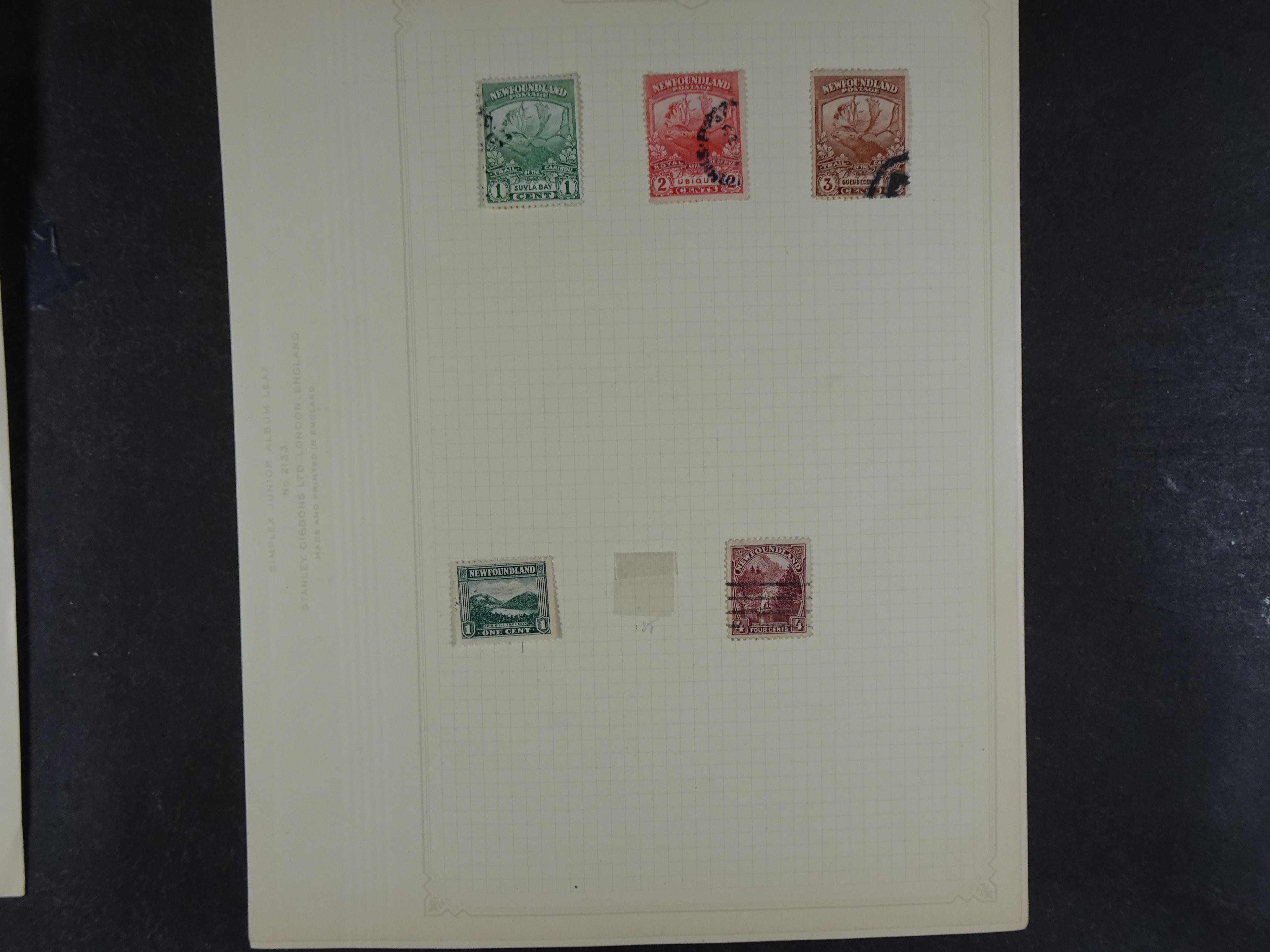 Doos met allerlei materiaal diverse betere zegels en fraaie stempels.
 238