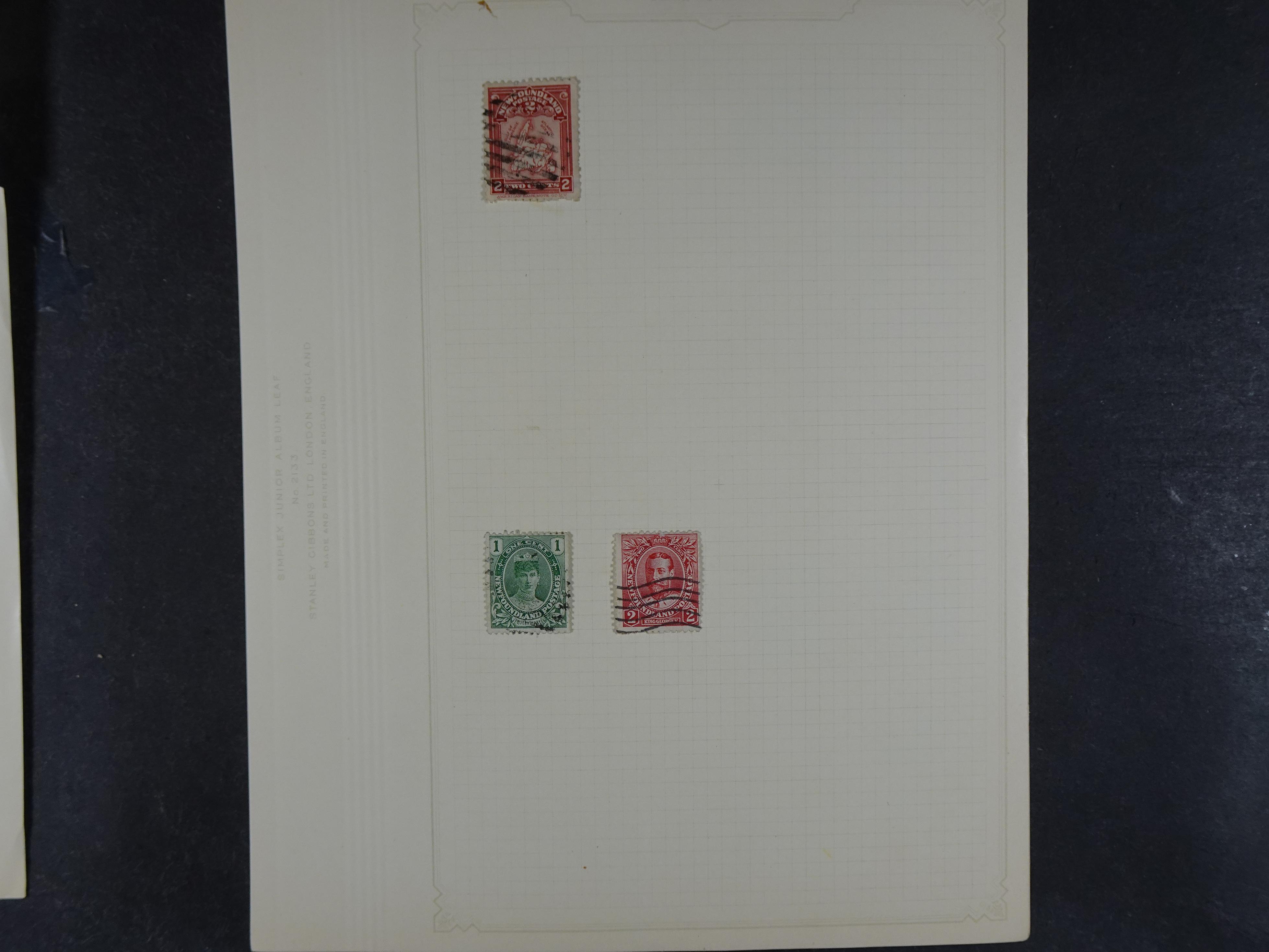 Doos met allerlei materiaal diverse betere zegels en fraaie stempels.
 239