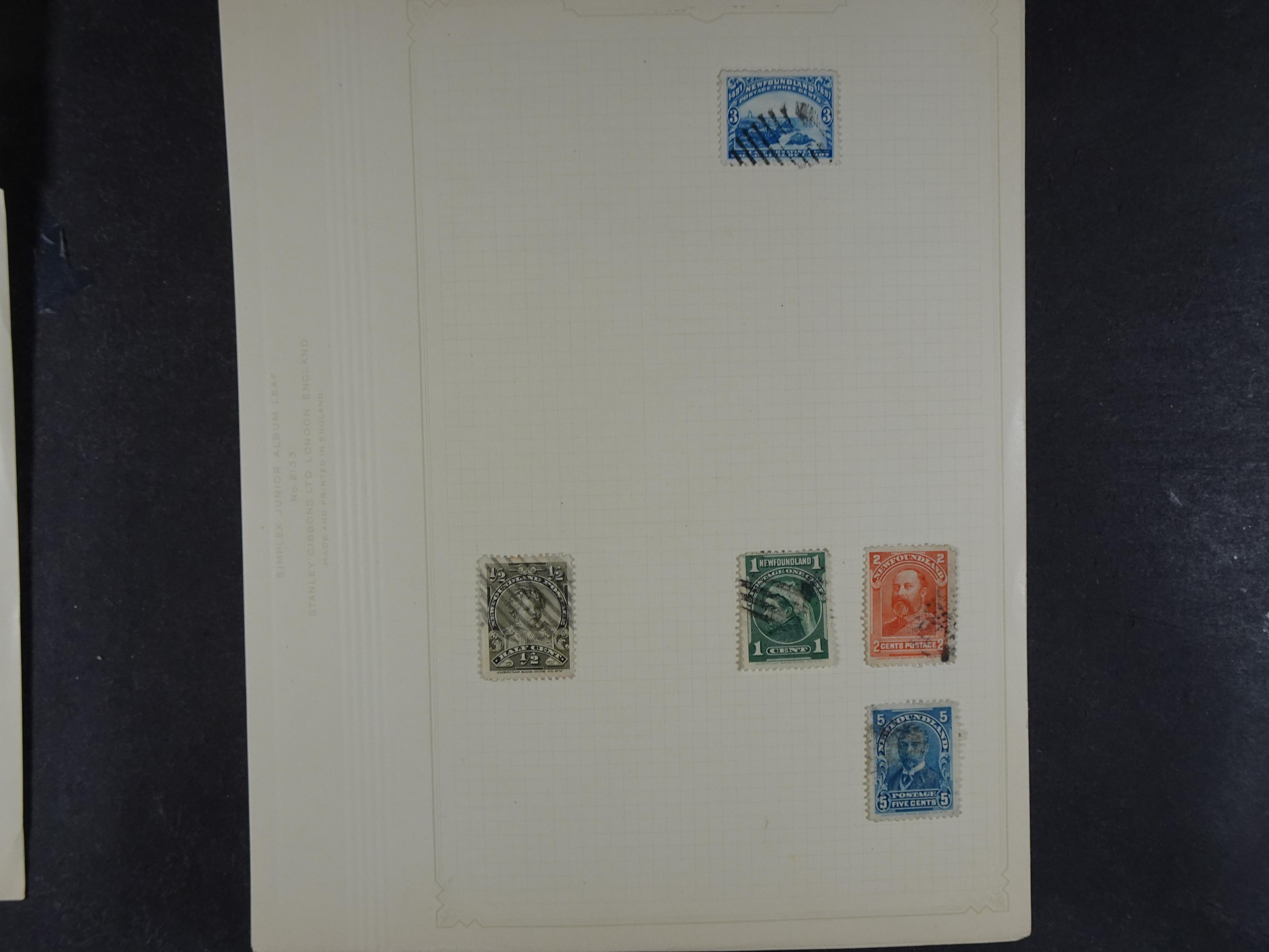 Doos met allerlei materiaal diverse betere zegels en fraaie stempels.
 240