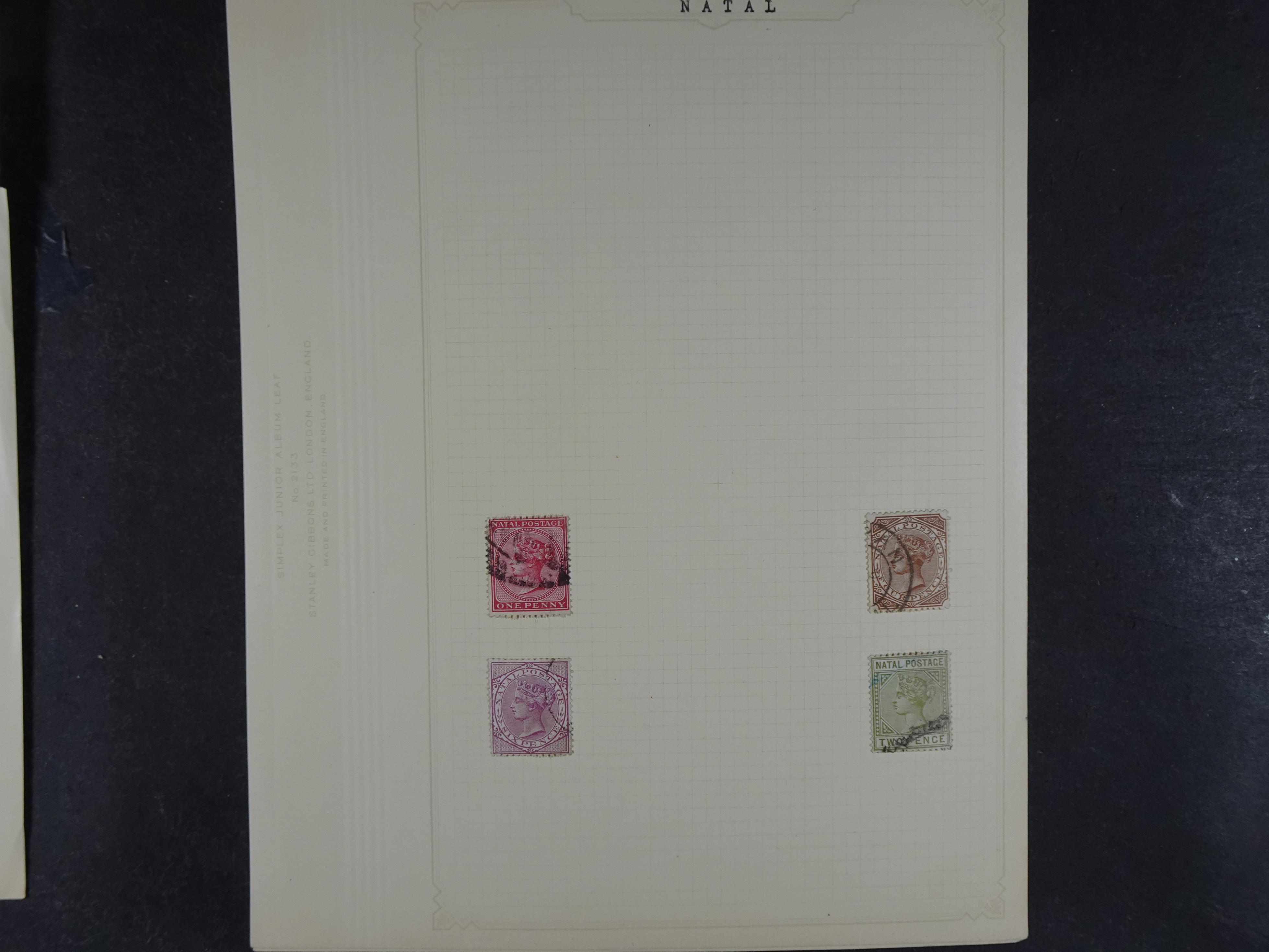 Doos met allerlei materiaal diverse betere zegels en fraaie stempels.
 241