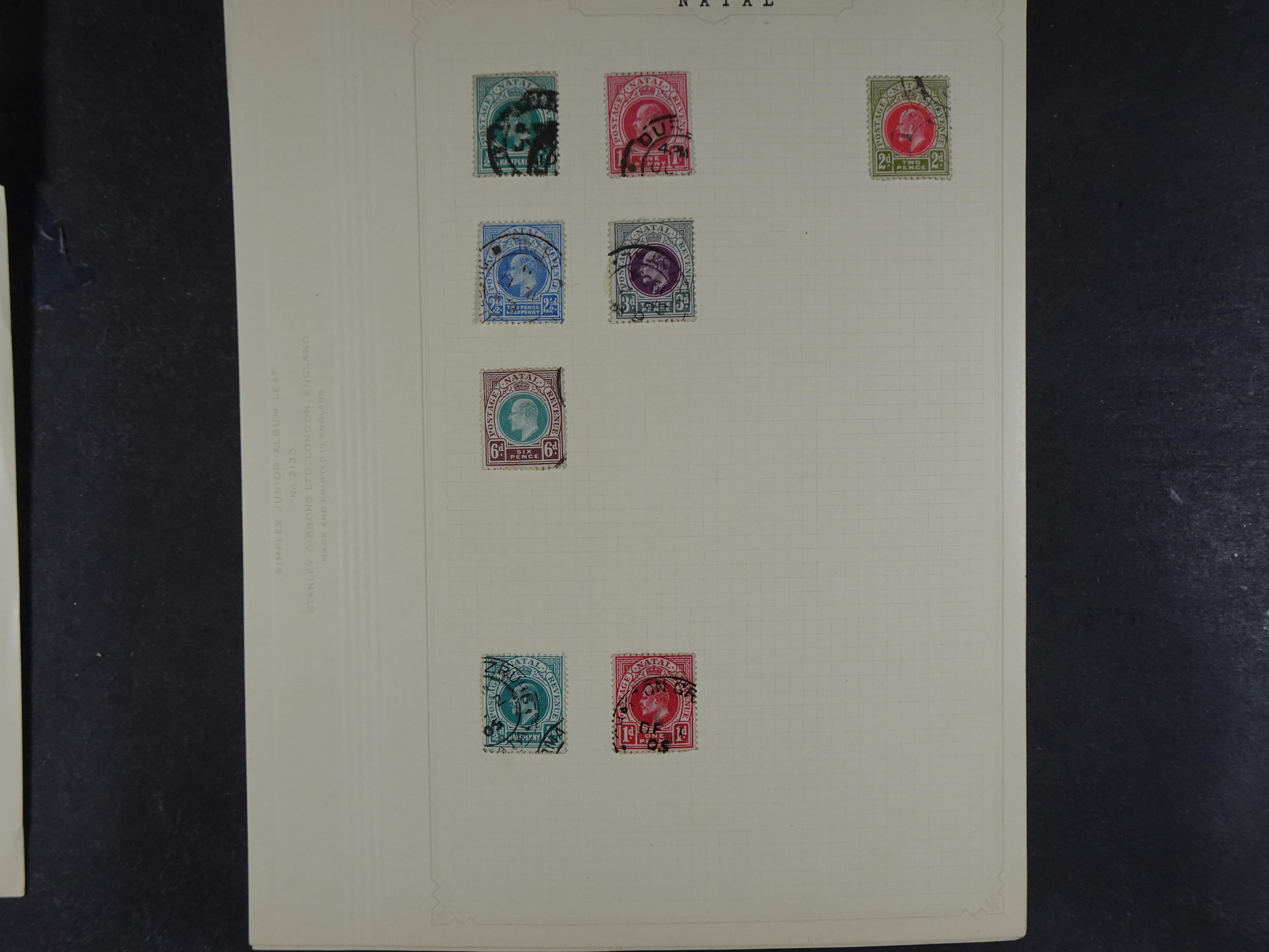 Doos met allerlei materiaal diverse betere zegels en fraaie stempels.
 242