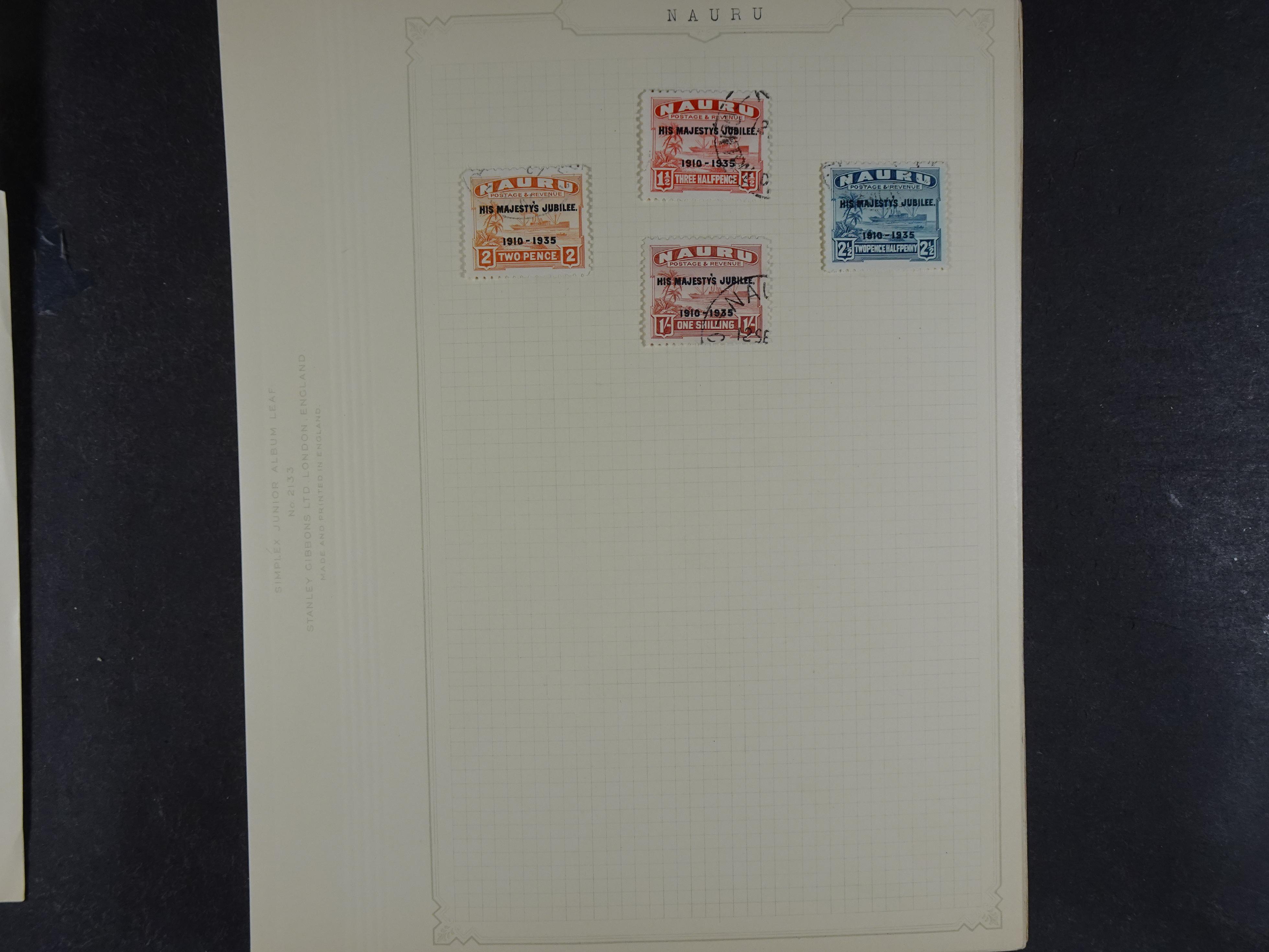 Doos met allerlei materiaal diverse betere zegels en fraaie stempels.
 243