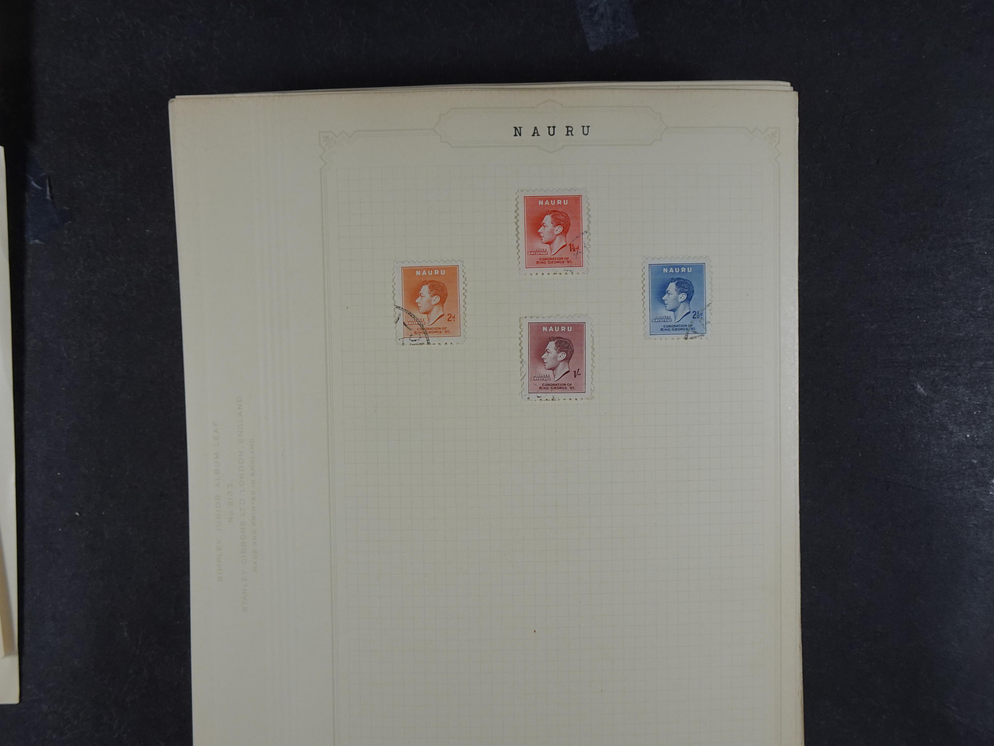 Doos met allerlei materiaal diverse betere zegels en fraaie stempels.
 244