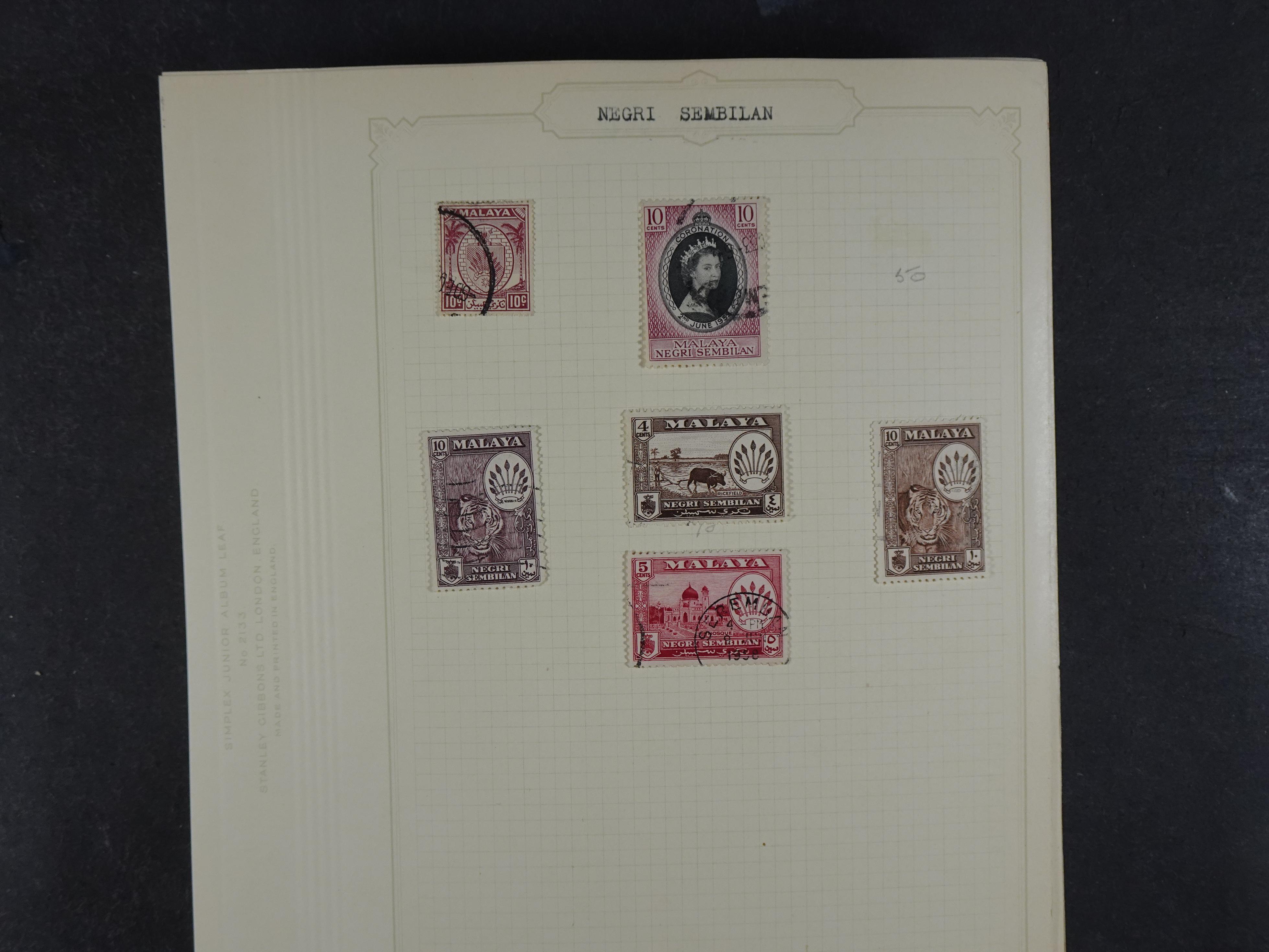 Doos met allerlei materiaal diverse betere zegels en fraaie stempels.
 245