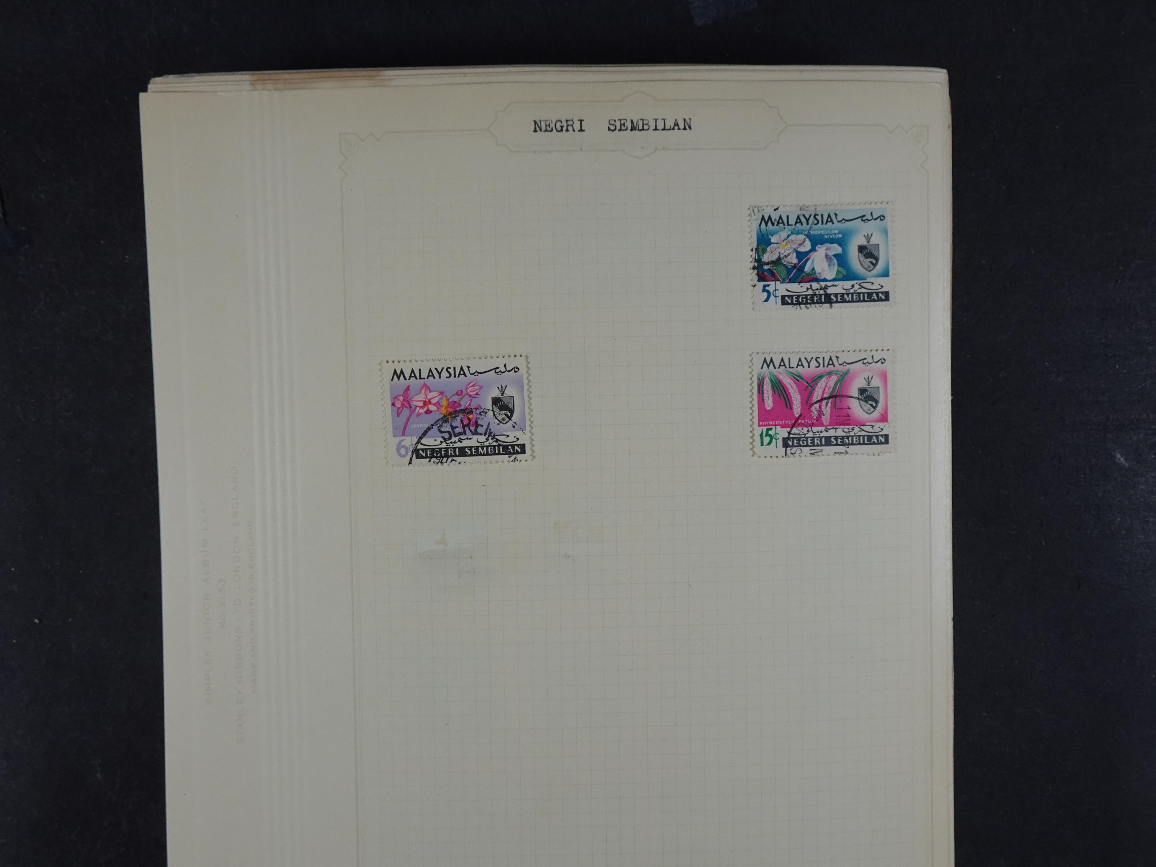 Doos met allerlei materiaal diverse betere zegels en fraaie stempels.
 246