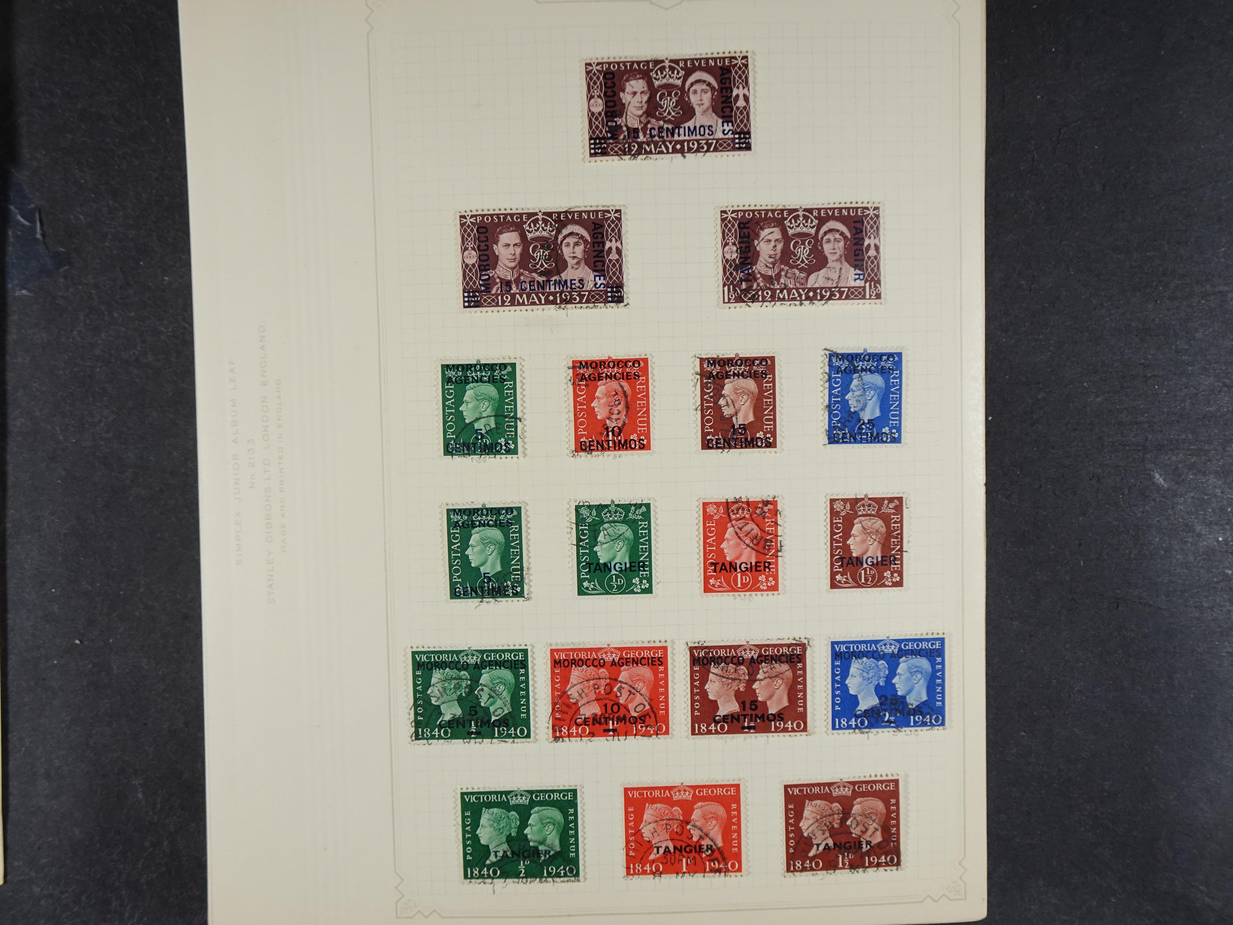 Doos met allerlei materiaal diverse betere zegels en fraaie stempels.
 247