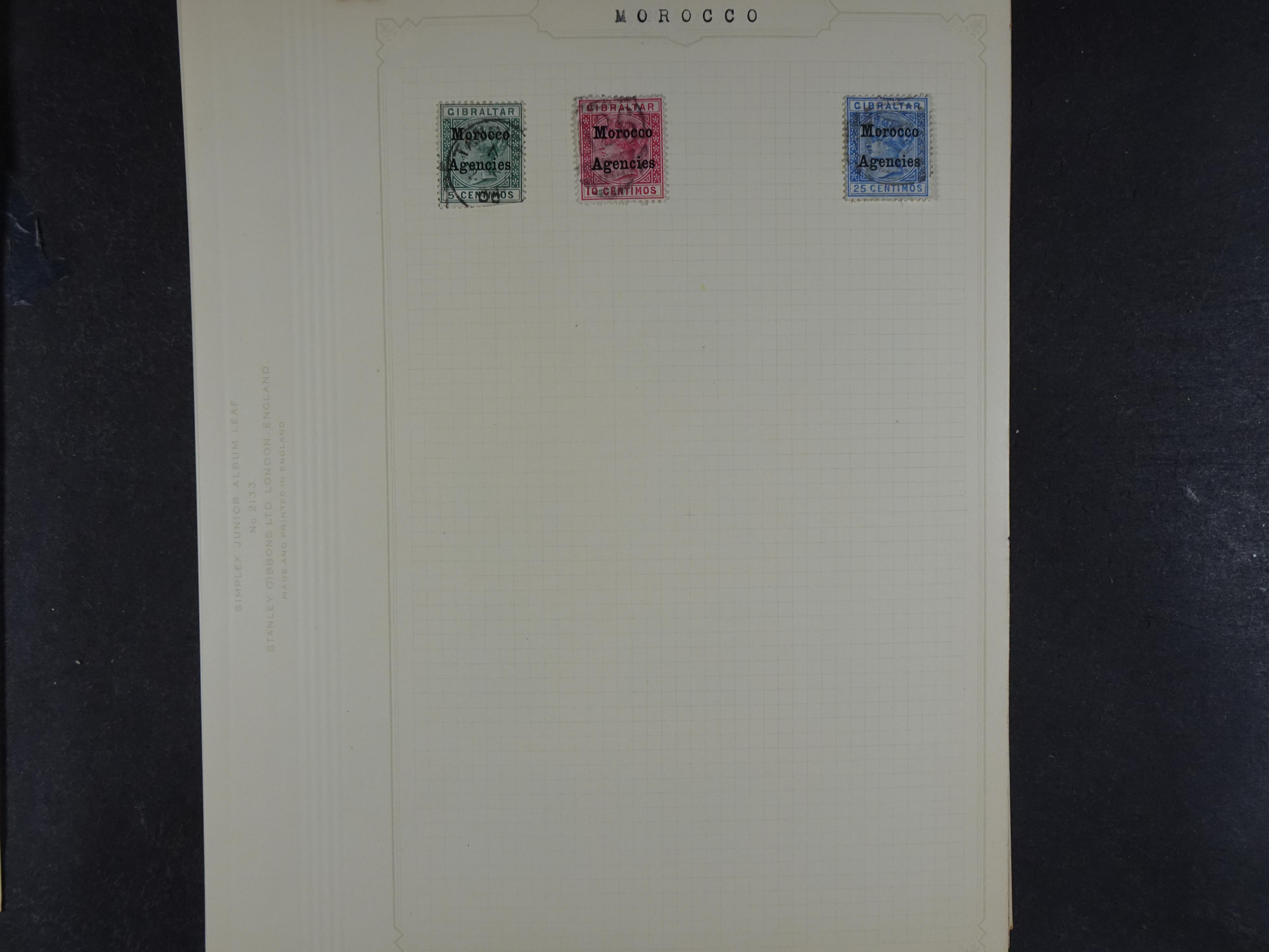 Doos met allerlei materiaal diverse betere zegels en fraaie stempels.
 249