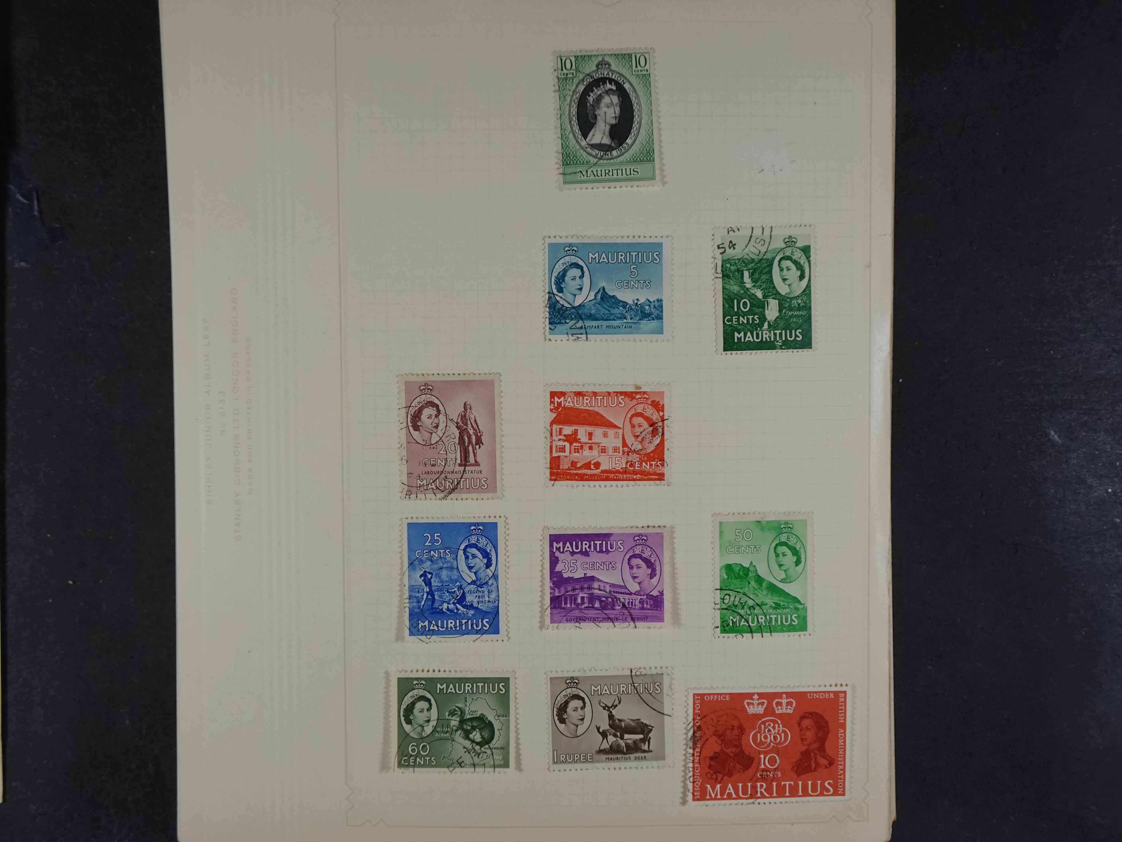 Doos met allerlei materiaal diverse betere zegels en fraaie stempels.
 250