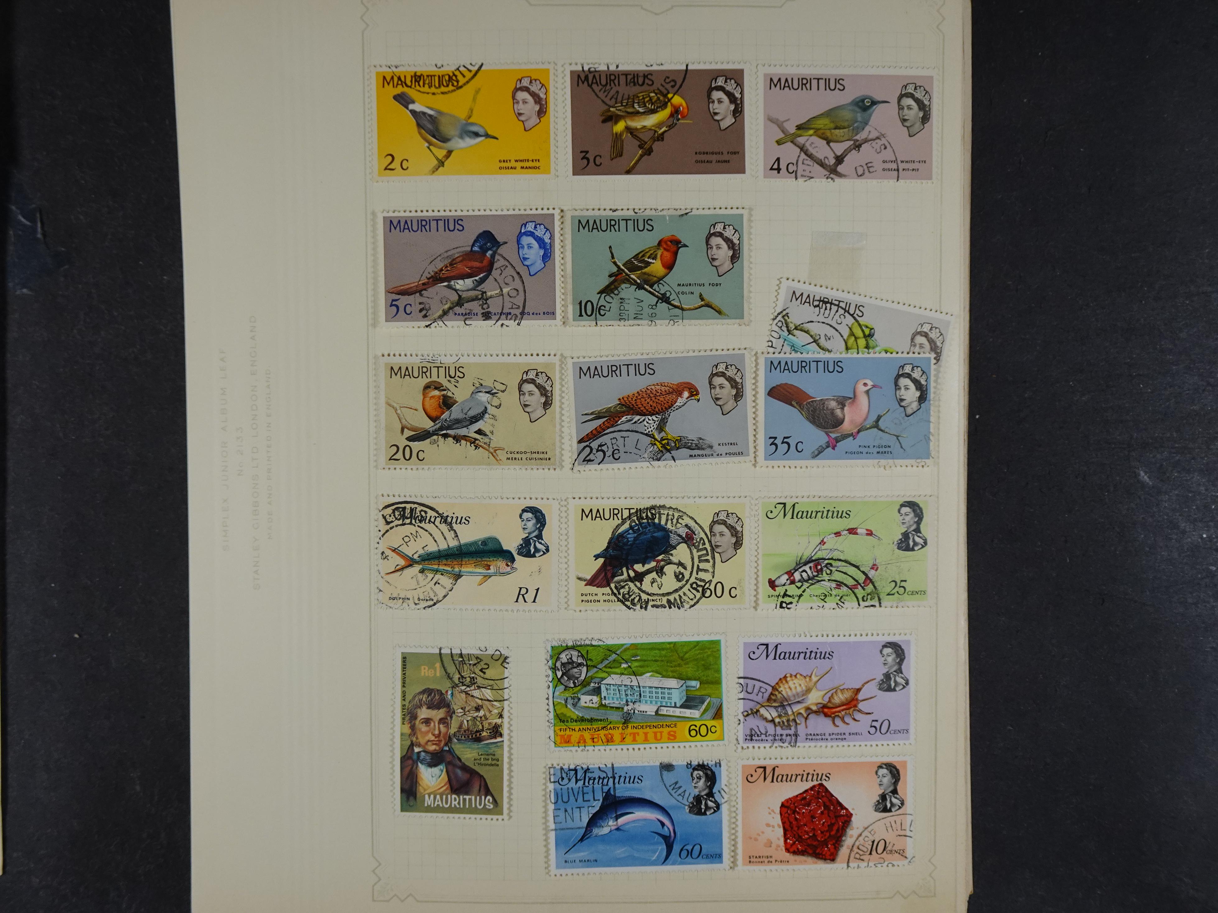 Doos met allerlei materiaal diverse betere zegels en fraaie stempels.
 251