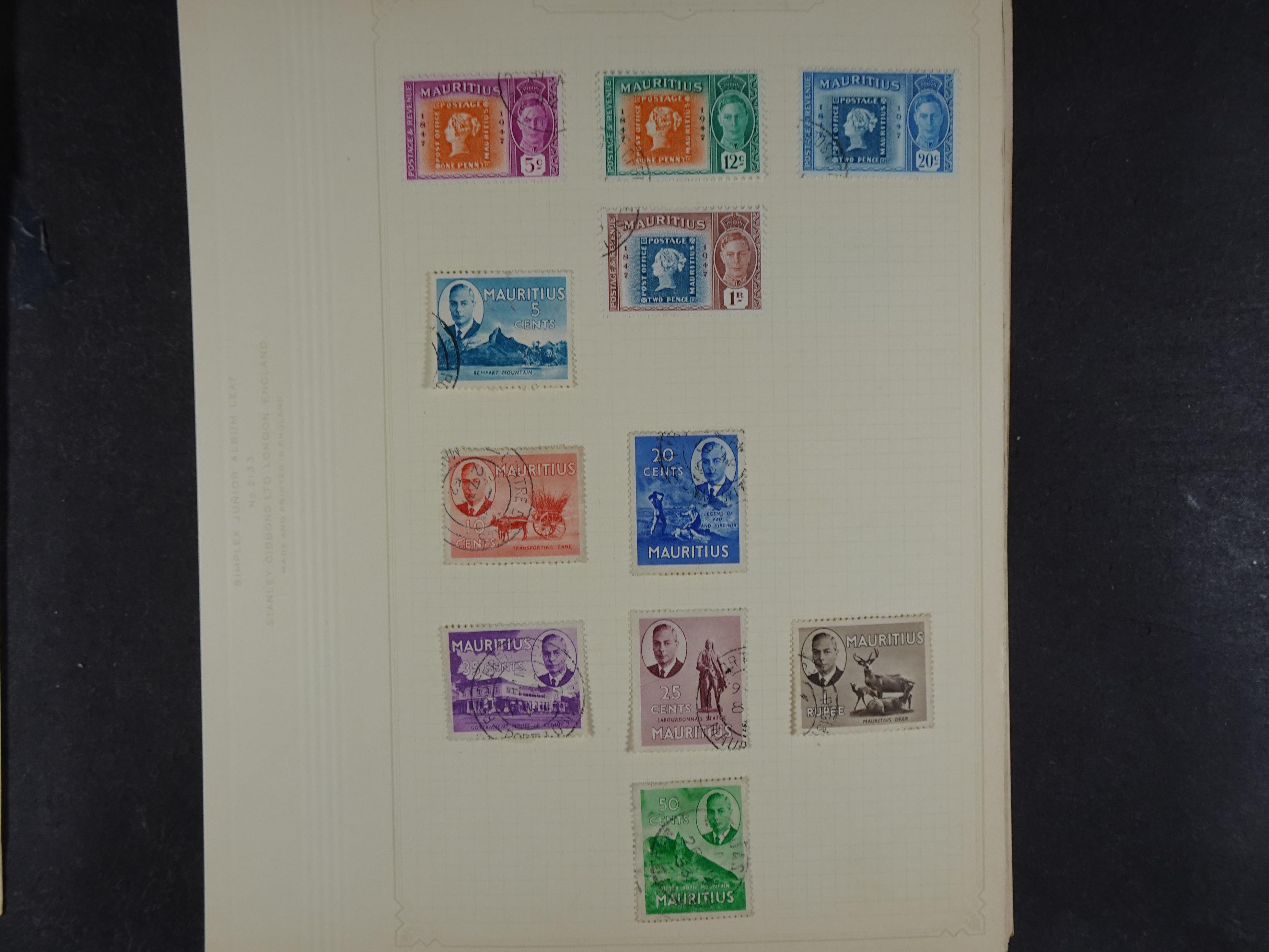 Doos met allerlei materiaal diverse betere zegels en fraaie stempels.
 252