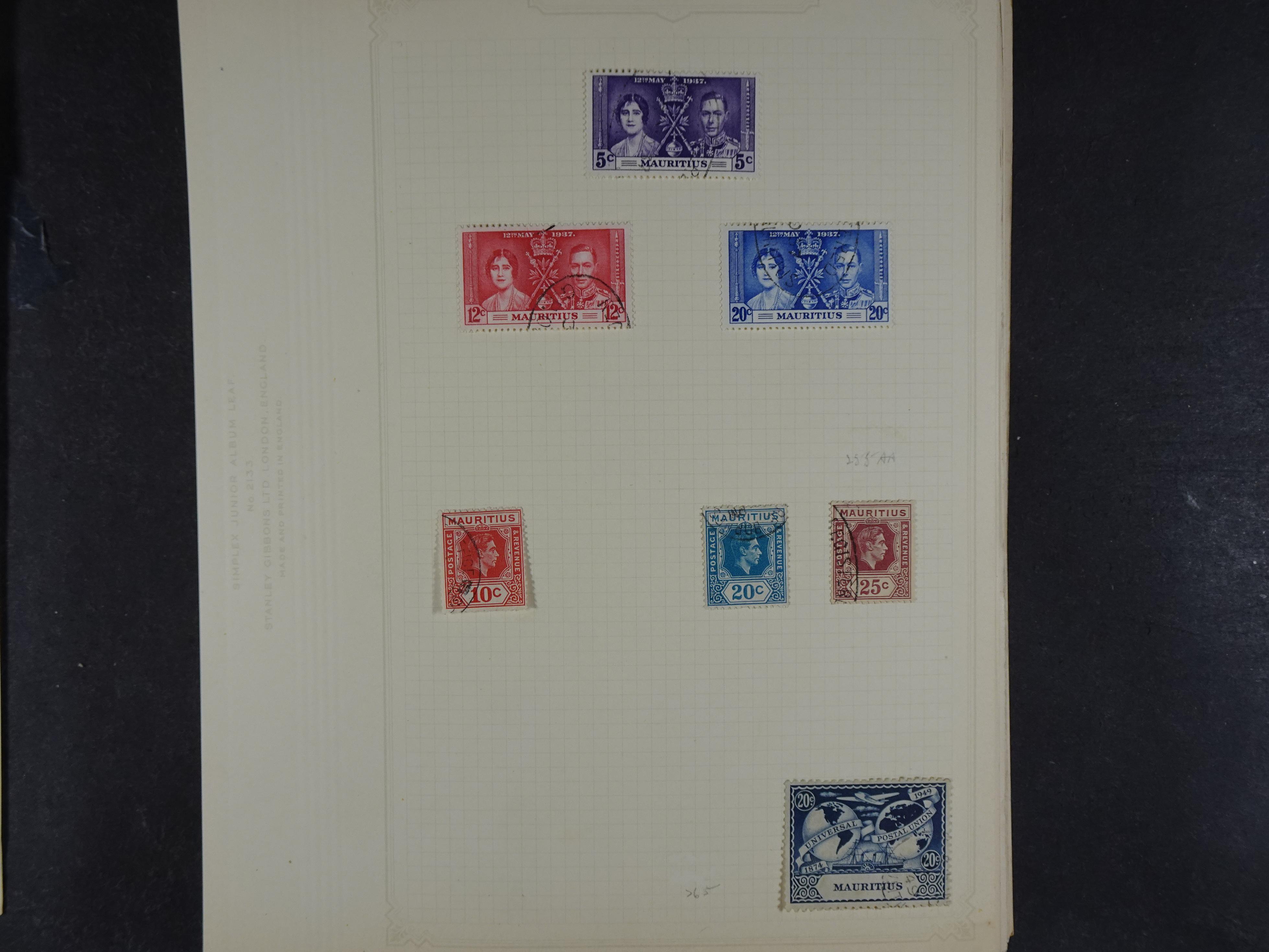 Doos met allerlei materiaal diverse betere zegels en fraaie stempels.
 253