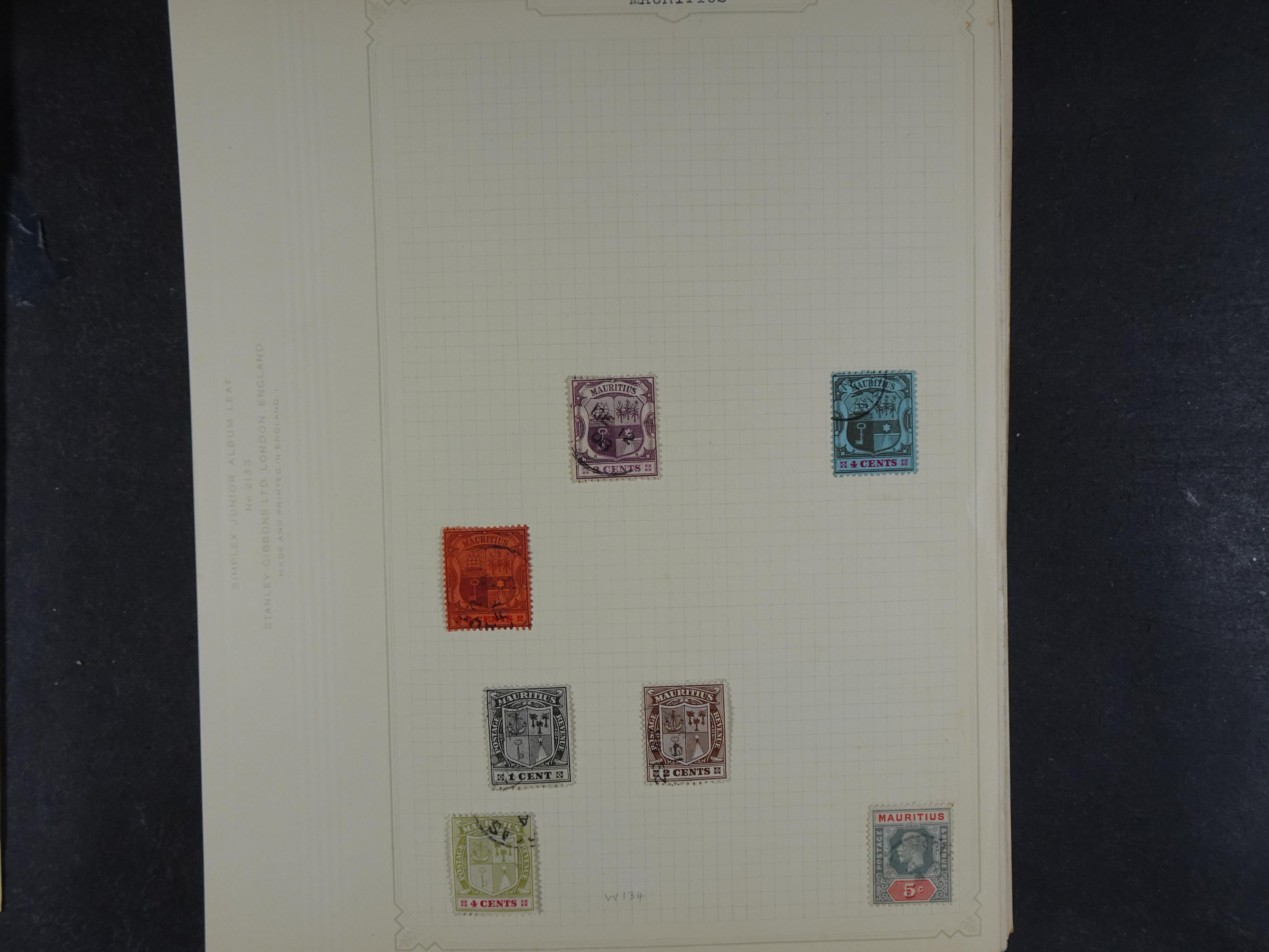 Doos met allerlei materiaal diverse betere zegels en fraaie stempels.
 254