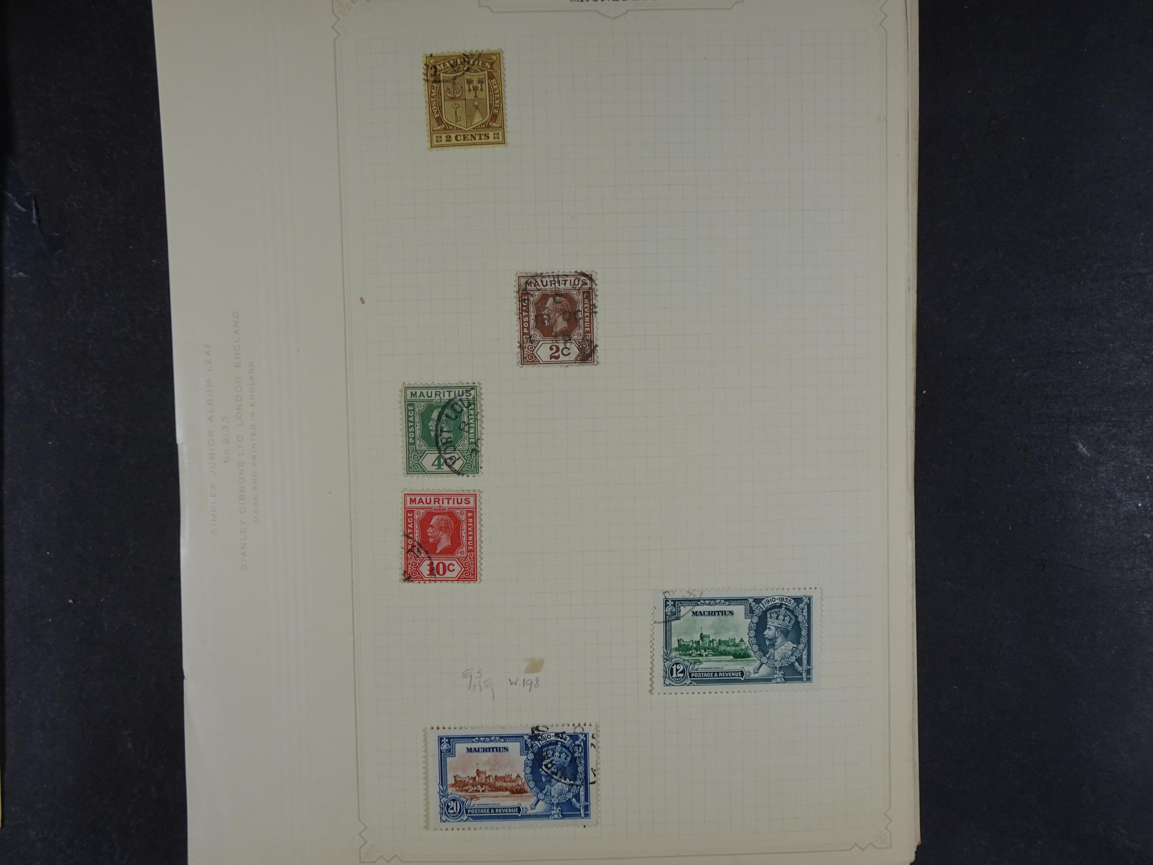 Doos met allerlei materiaal diverse betere zegels en fraaie stempels.
 255