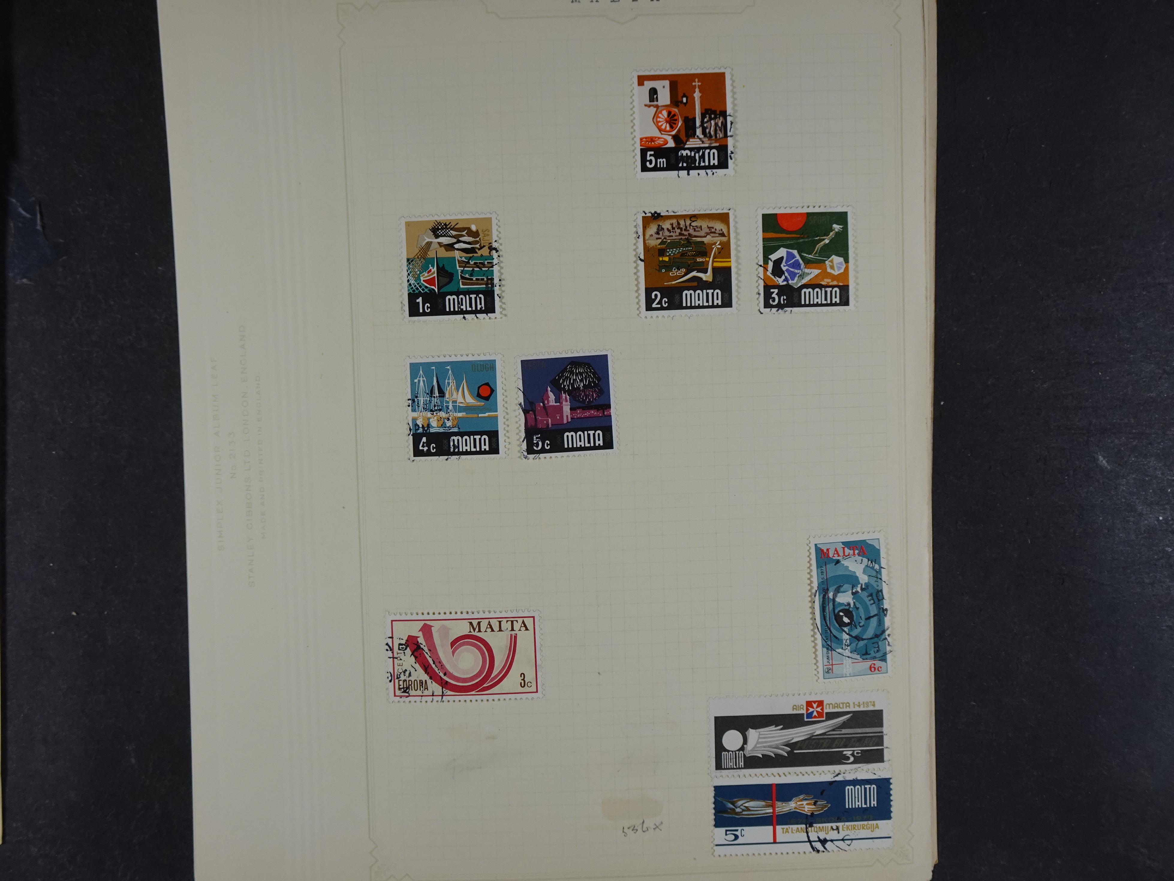 Doos met allerlei materiaal diverse betere zegels en fraaie stempels.
 256