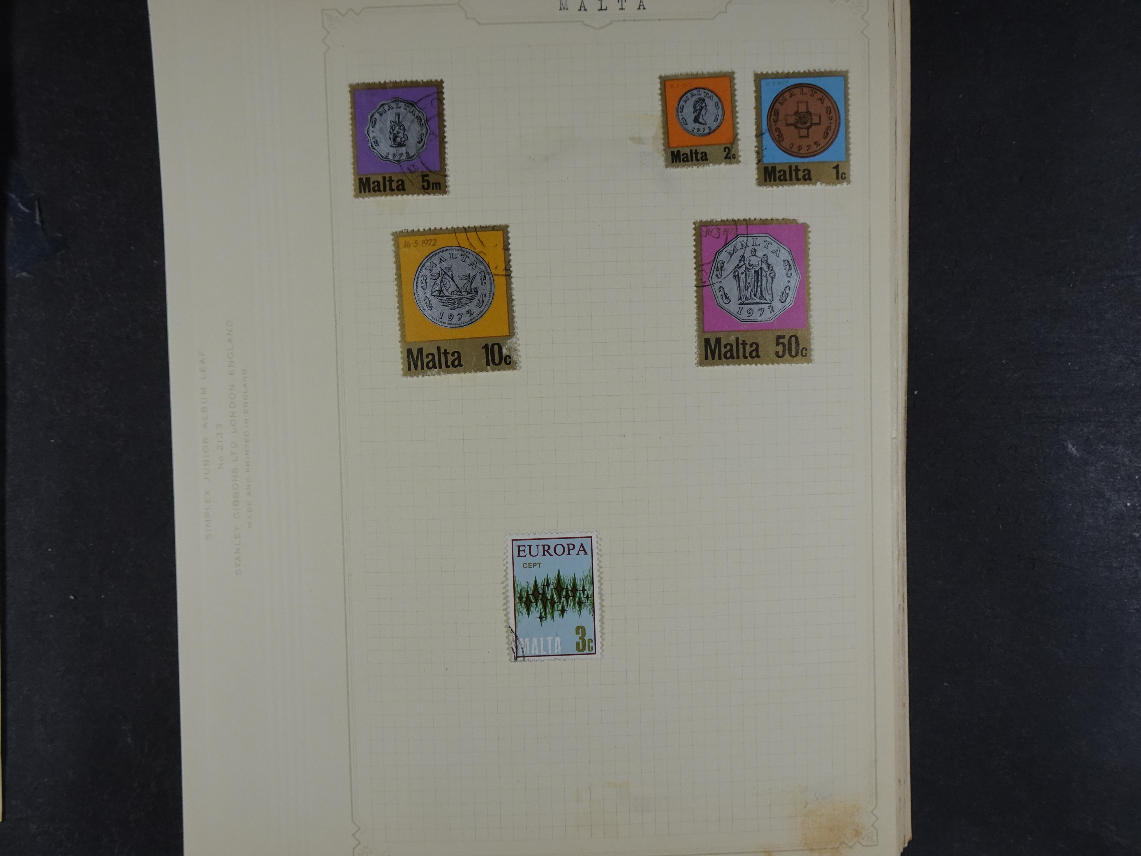 Doos met allerlei materiaal diverse betere zegels en fraaie stempels.
 257