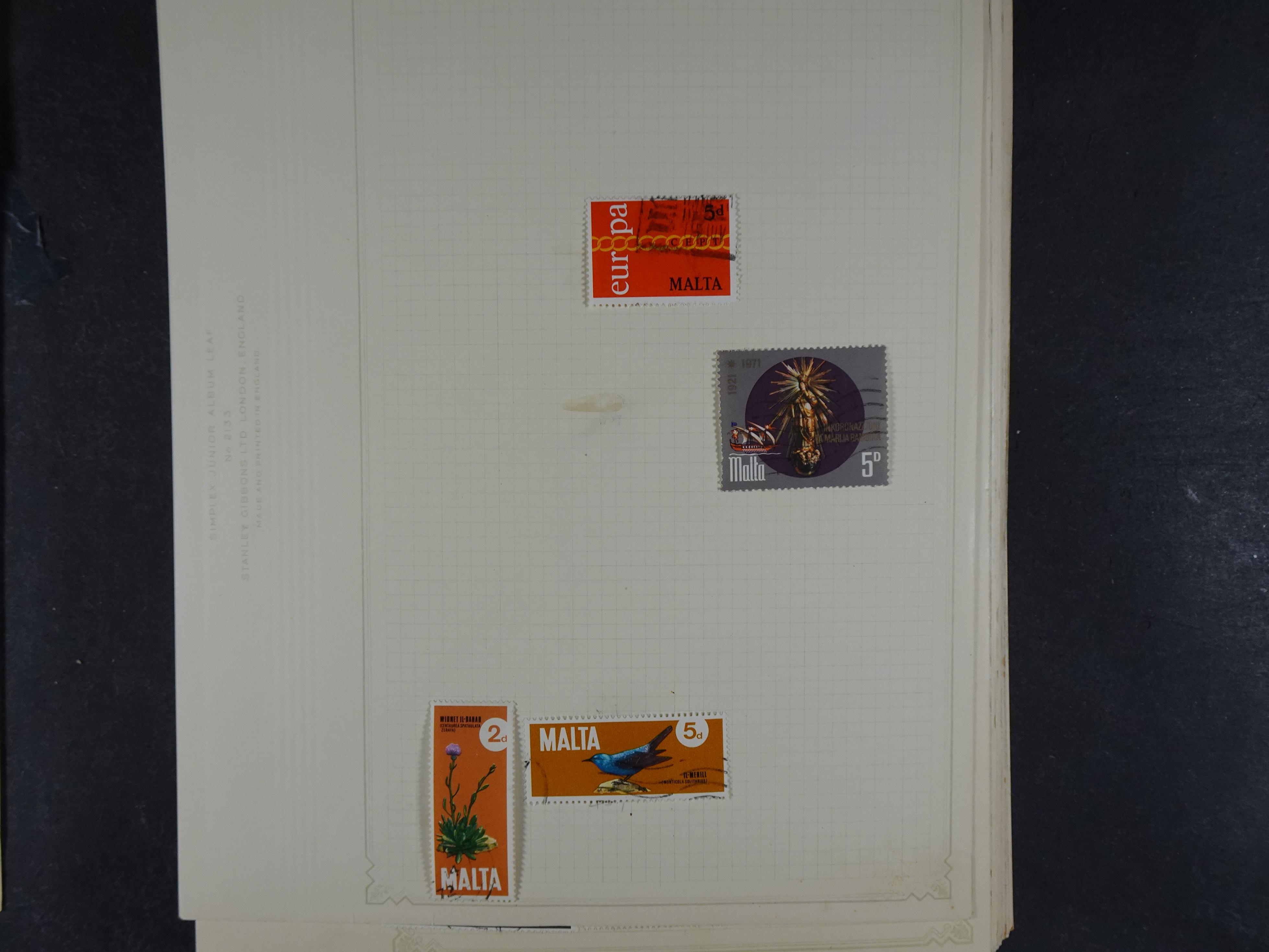 Doos met allerlei materiaal diverse betere zegels en fraaie stempels.
 258