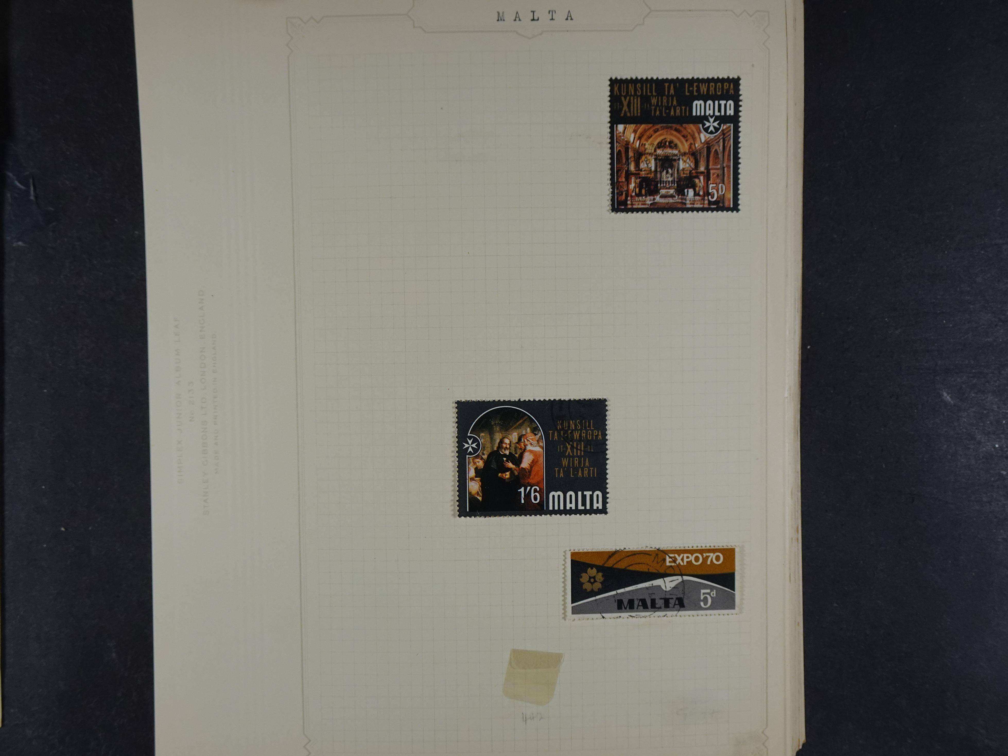 Doos met allerlei materiaal diverse betere zegels en fraaie stempels.
 259