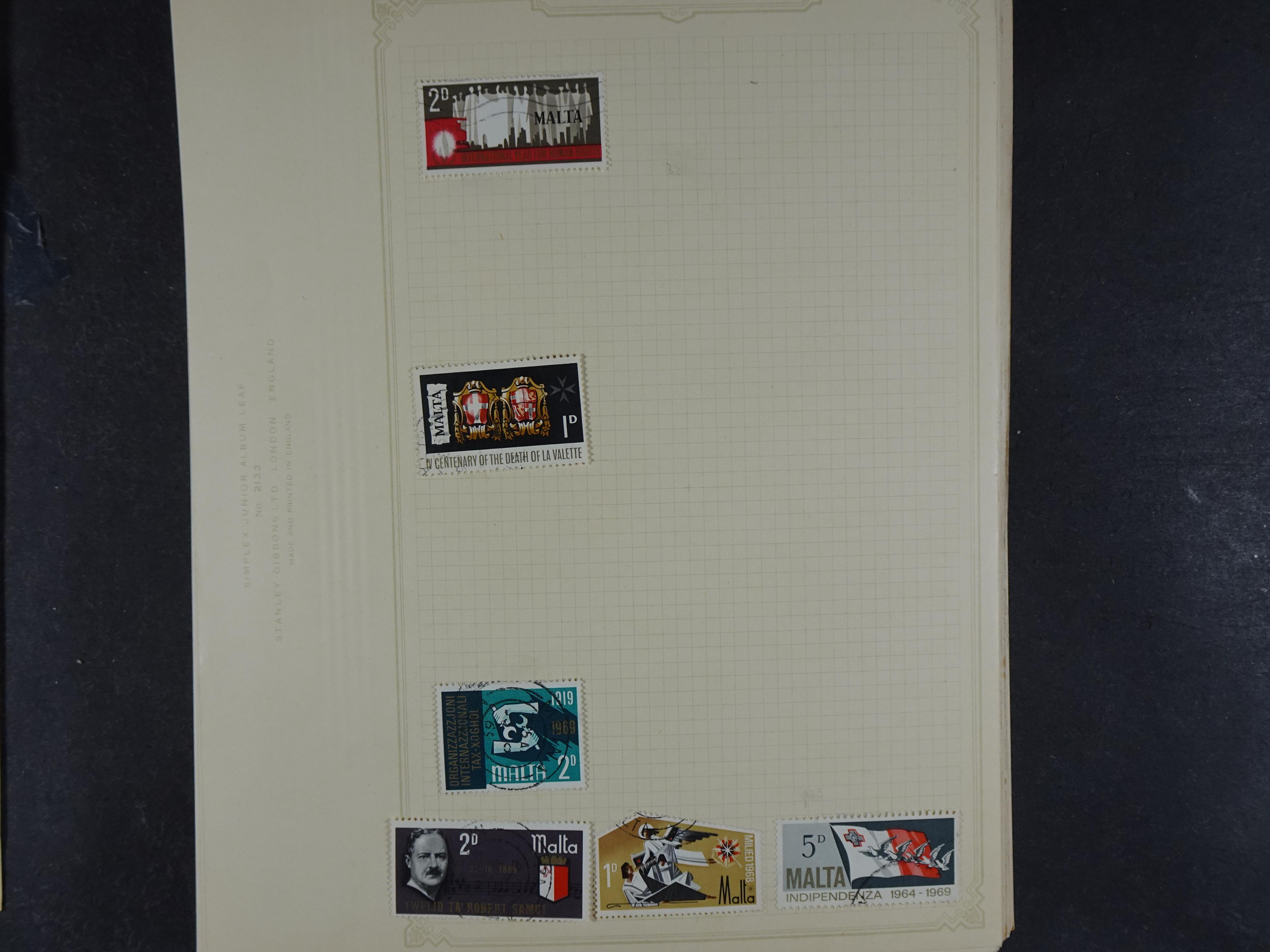 Doos met allerlei materiaal diverse betere zegels en fraaie stempels.
 260