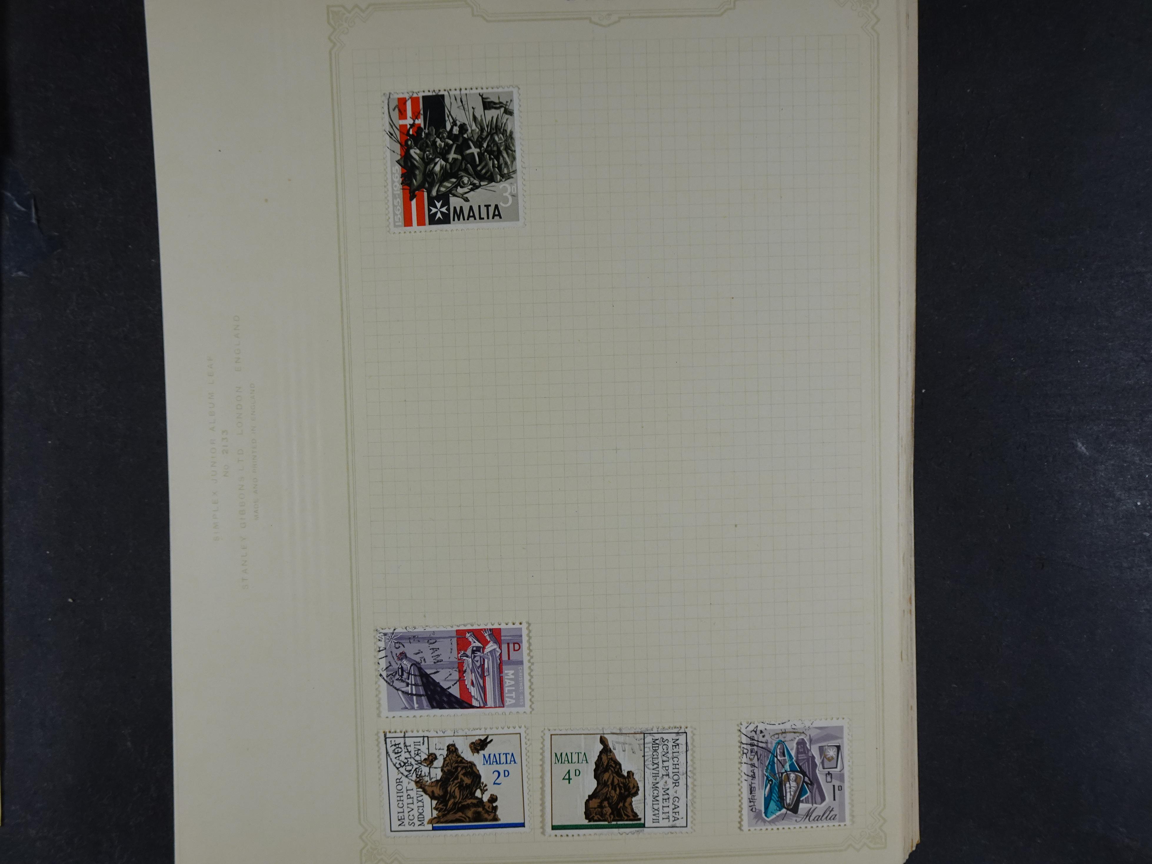 Doos met allerlei materiaal diverse betere zegels en fraaie stempels.
 261