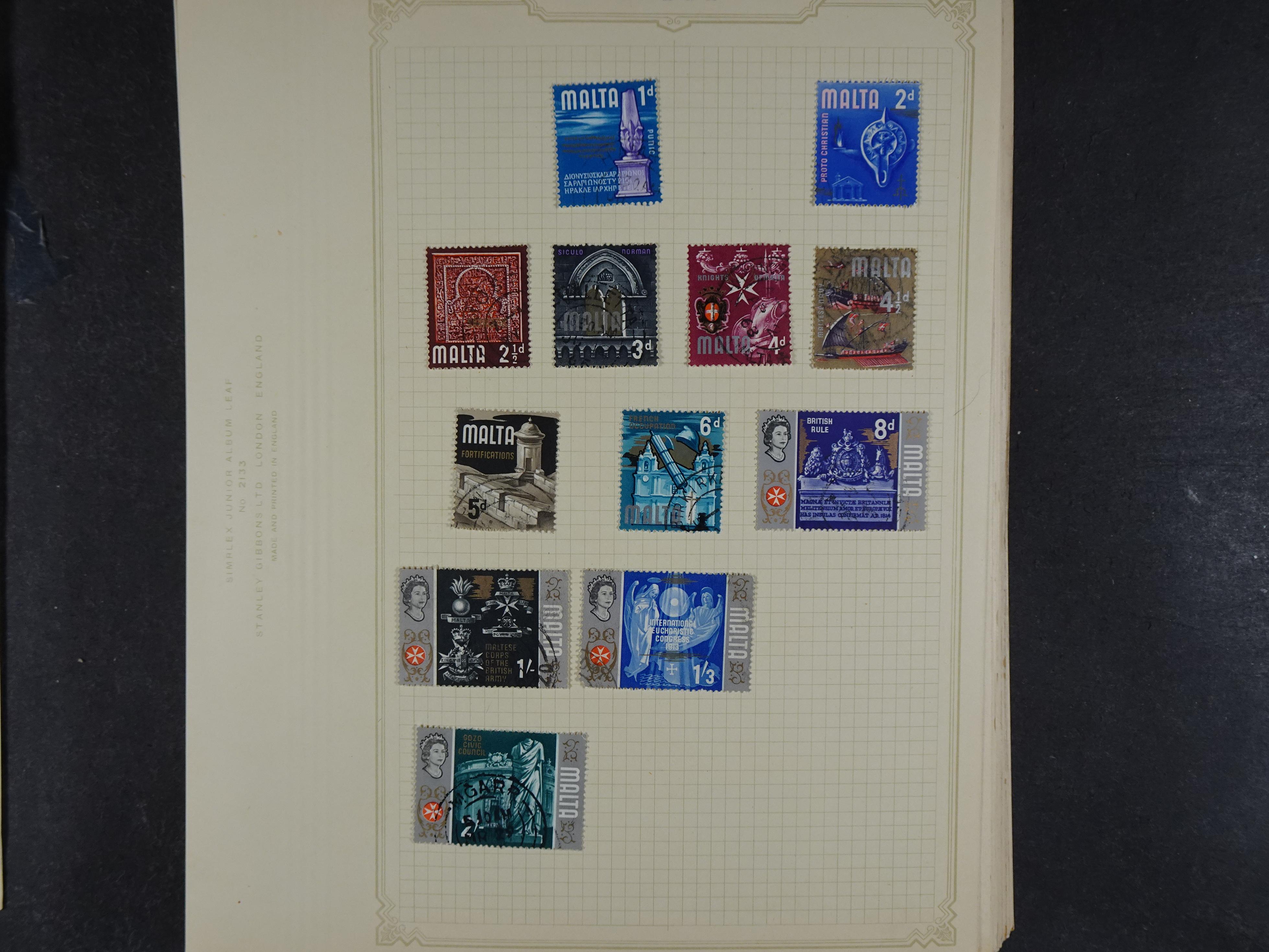 Doos met allerlei materiaal diverse betere zegels en fraaie stempels.
 262