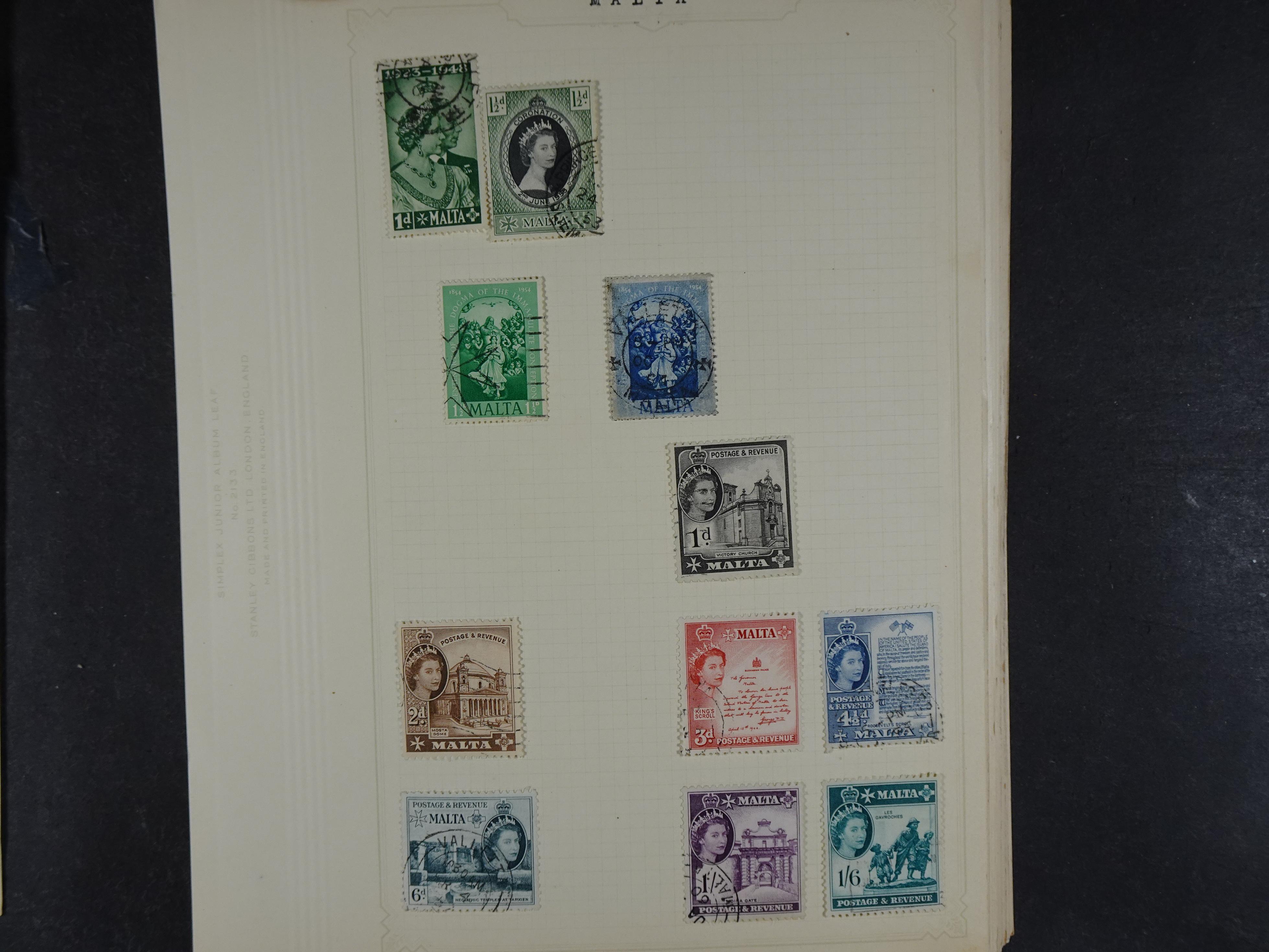 Doos met allerlei materiaal diverse betere zegels en fraaie stempels.
 263