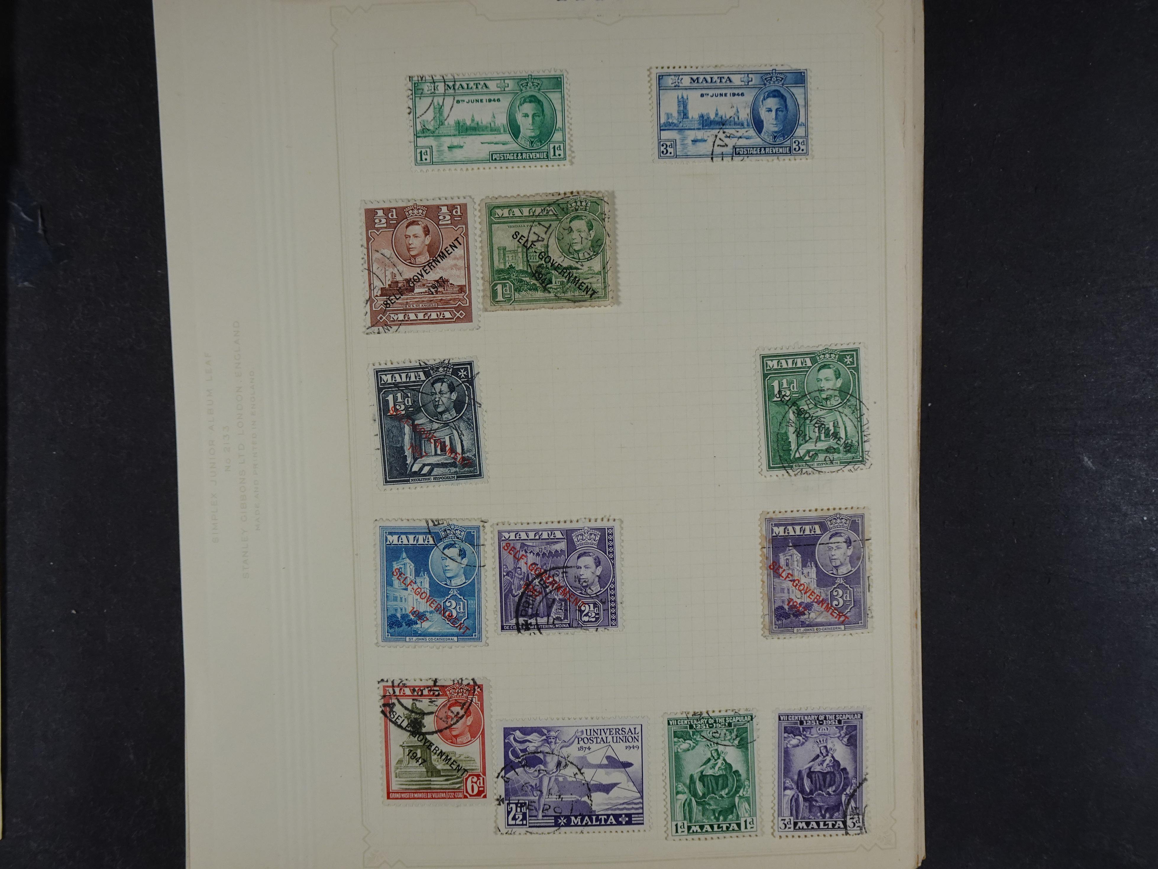 Doos met allerlei materiaal diverse betere zegels en fraaie stempels.
 264