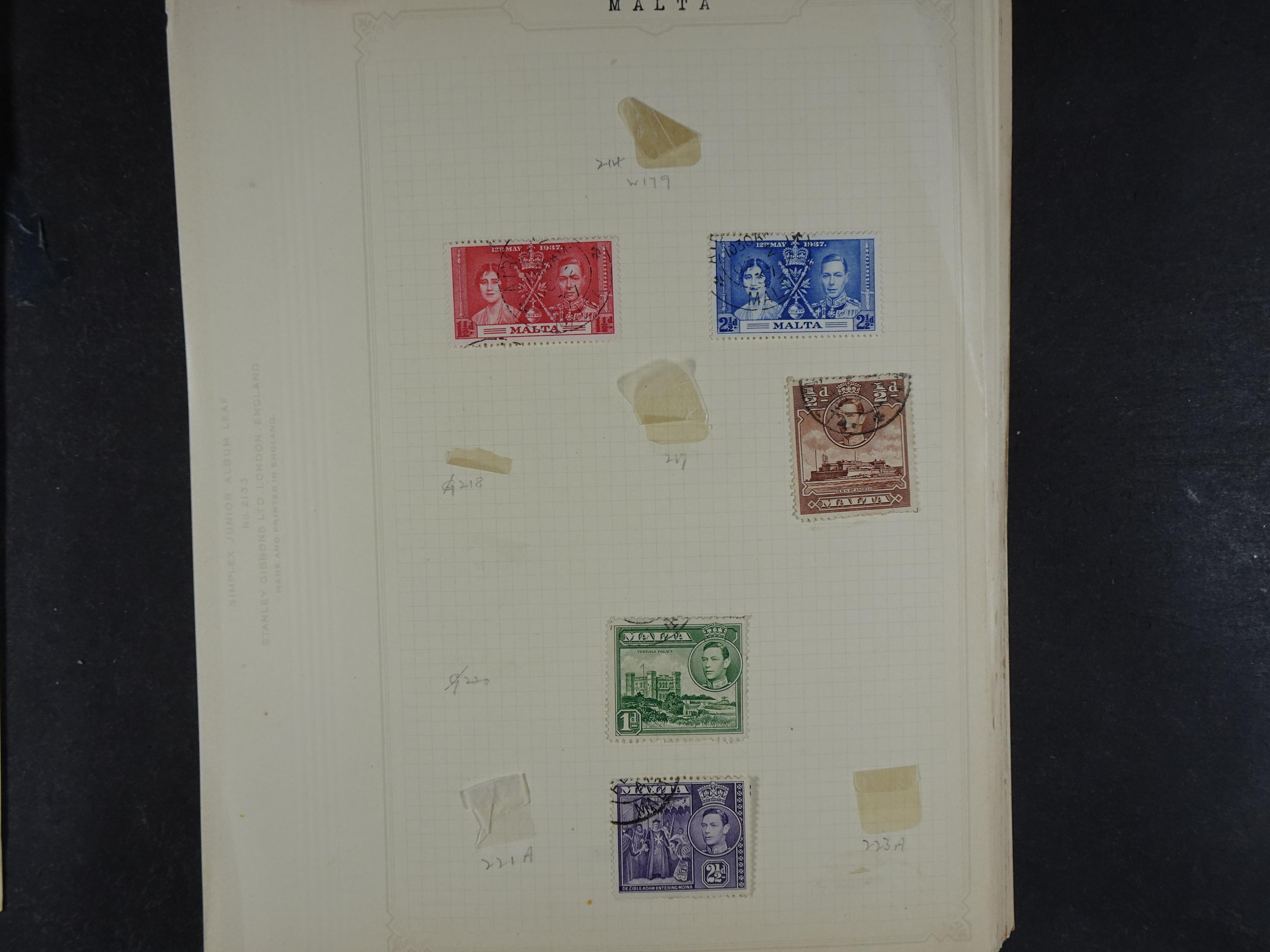 Doos met allerlei materiaal diverse betere zegels en fraaie stempels.
 265