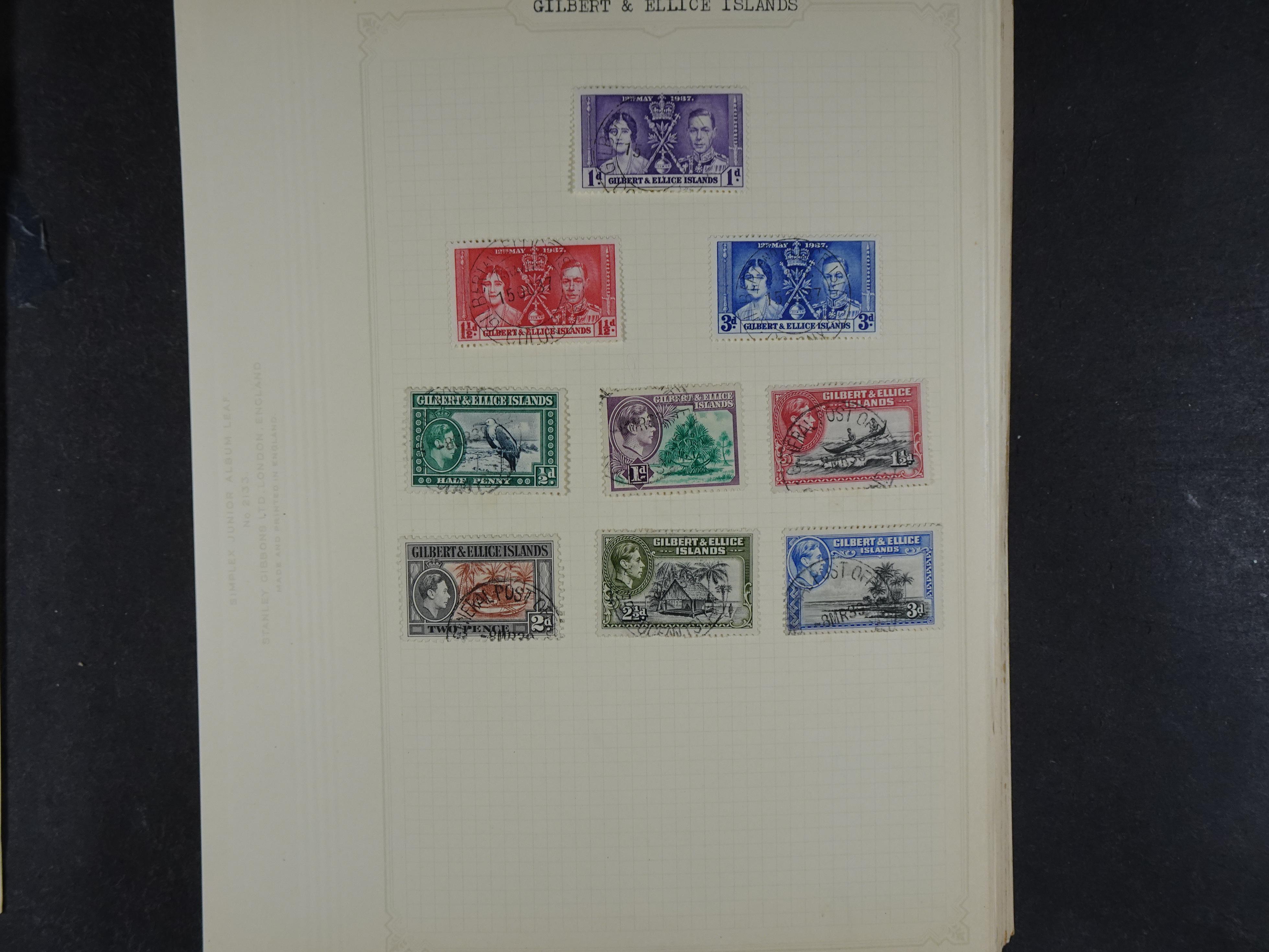 Doos met allerlei materiaal diverse betere zegels en fraaie stempels.
 266