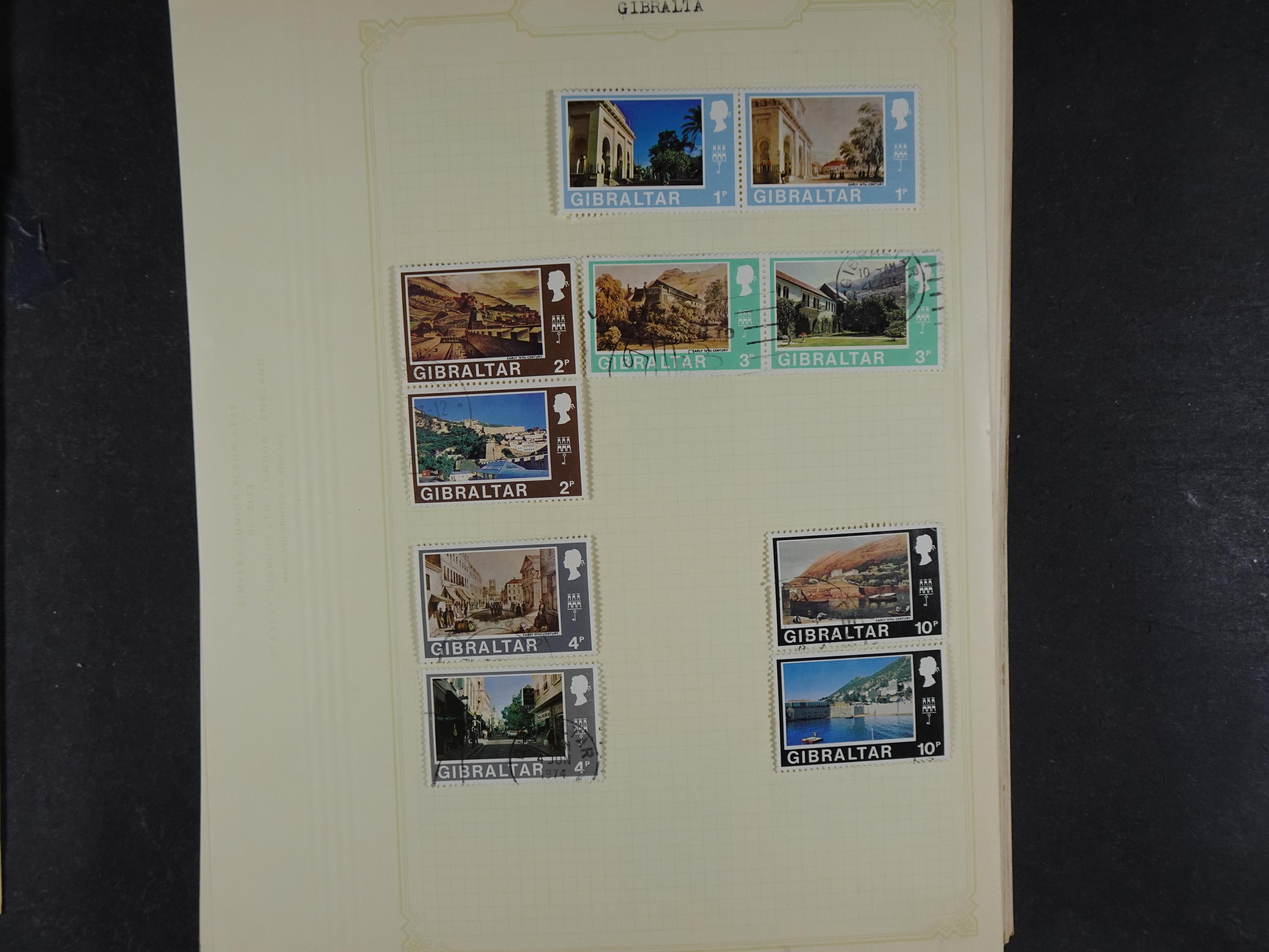 Doos met allerlei materiaal diverse betere zegels en fraaie stempels.
 268