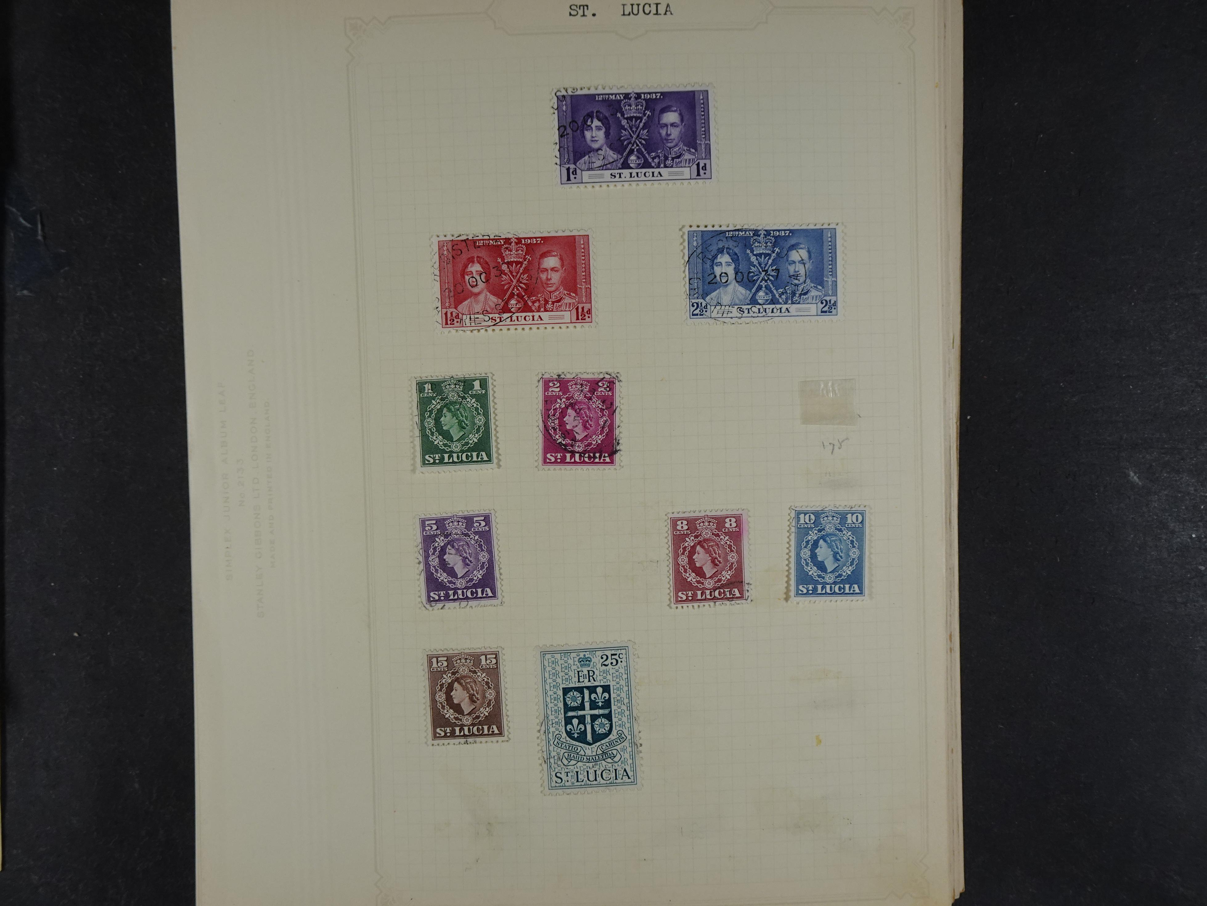 Doos met allerlei materiaal diverse betere zegels en fraaie stempels.
 272