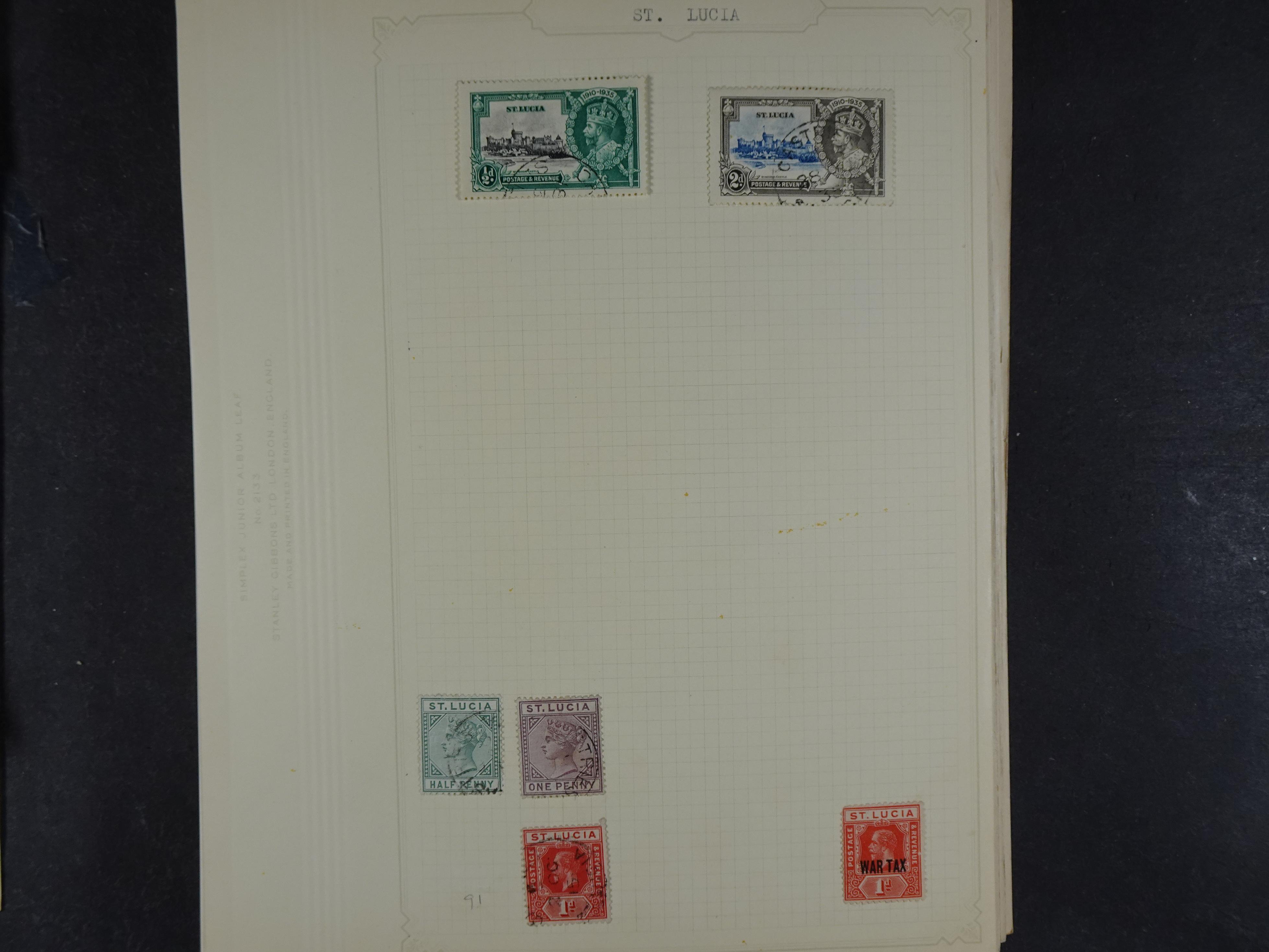 Doos met allerlei materiaal diverse betere zegels en fraaie stempels.
 273