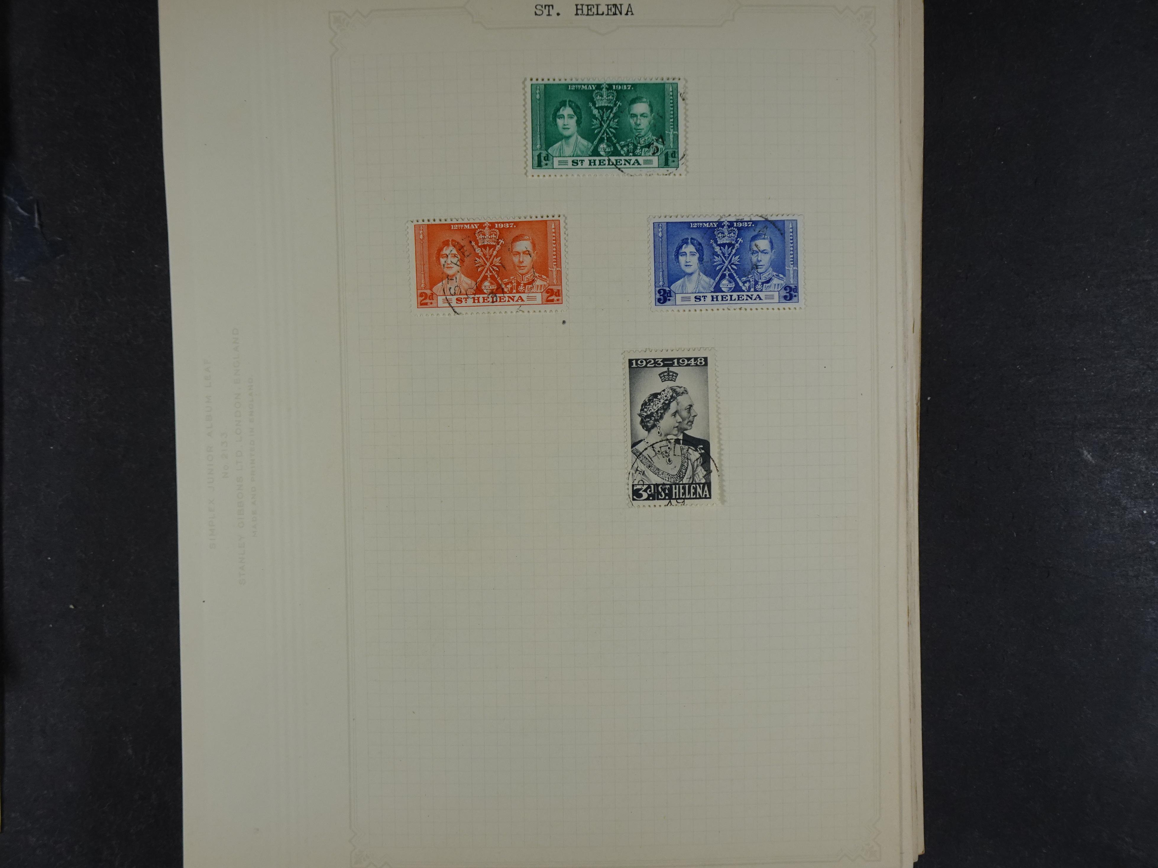 Doos met allerlei materiaal diverse betere zegels en fraaie stempels.
 274