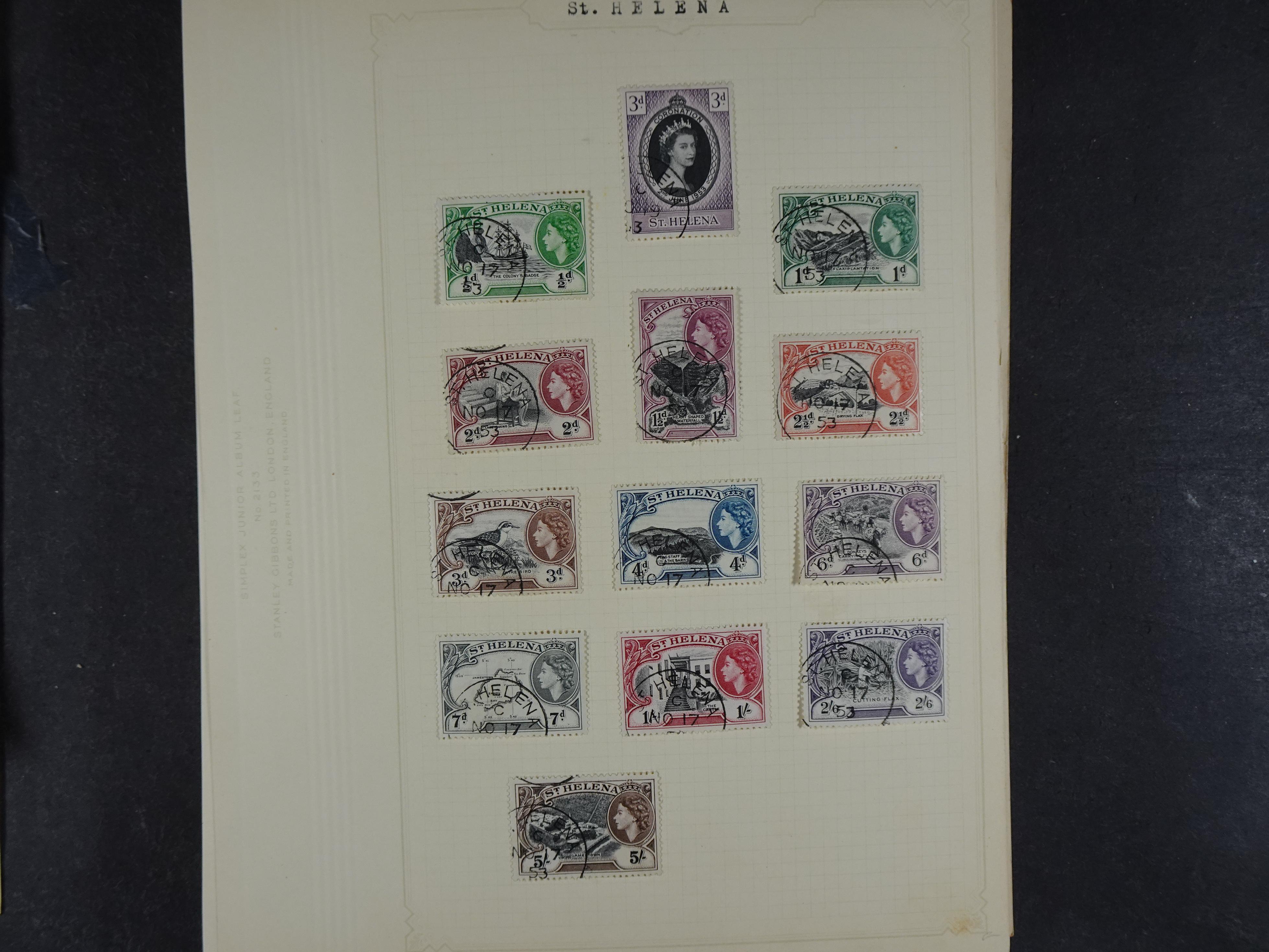 Doos met allerlei materiaal diverse betere zegels en fraaie stempels.
 275