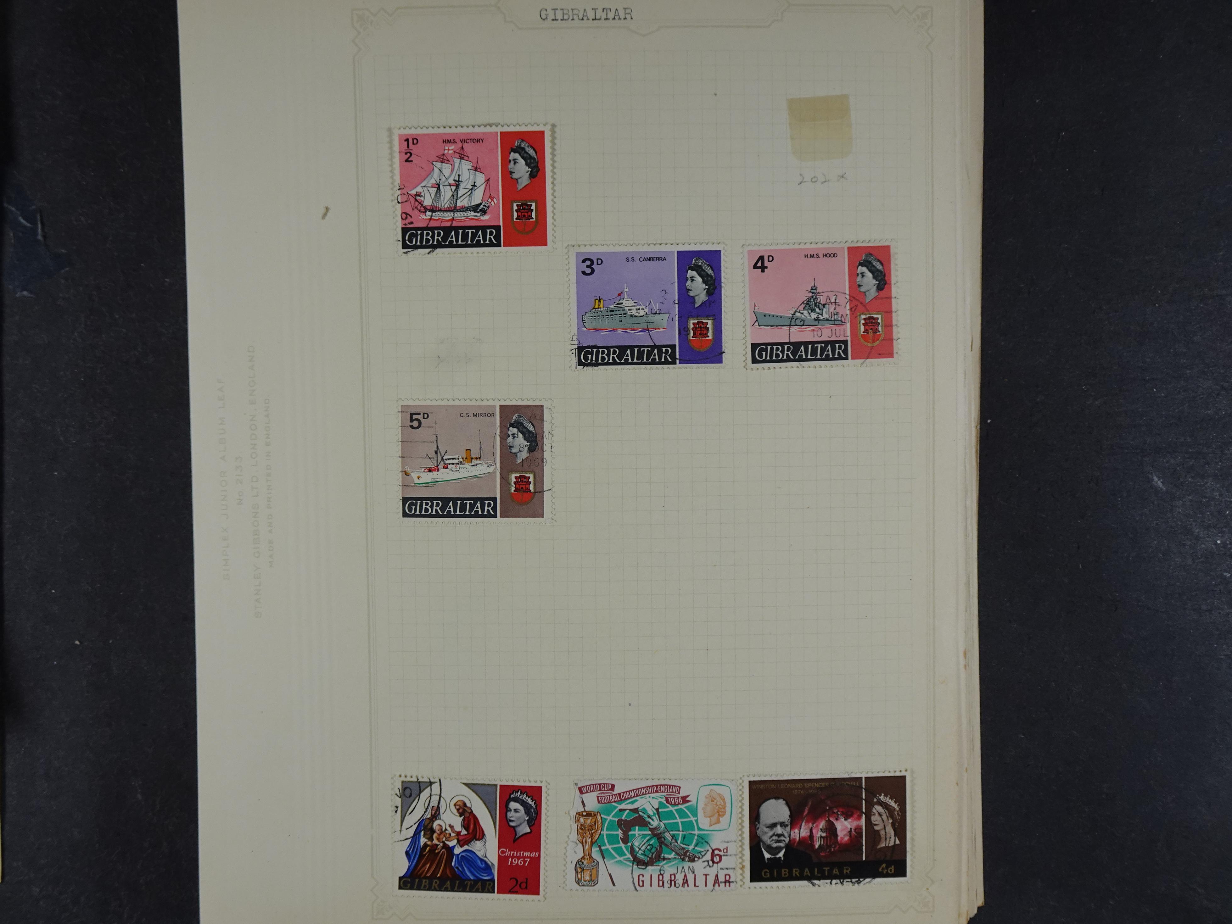 Doos met allerlei materiaal diverse betere zegels en fraaie stempels.
 277