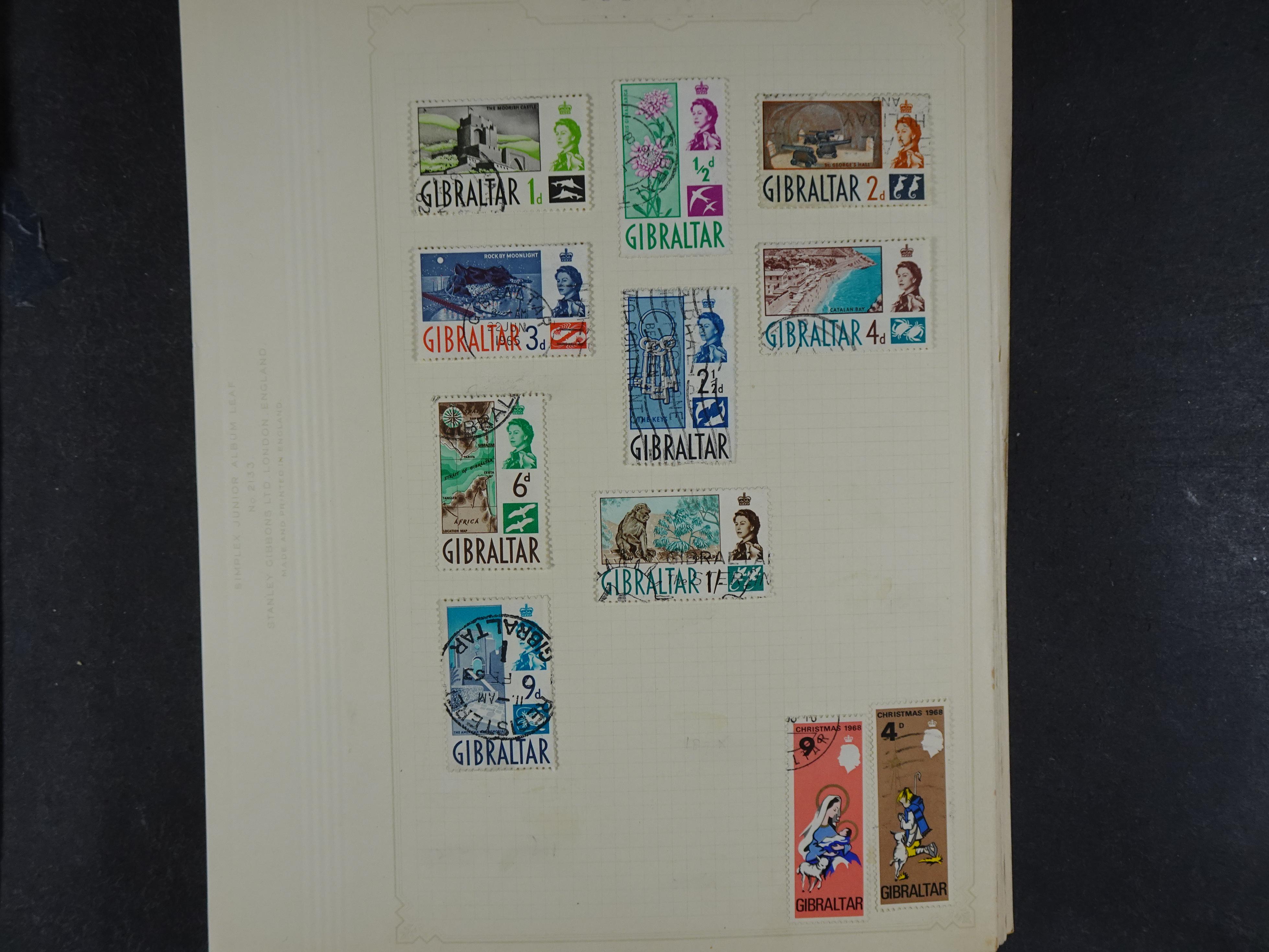 Doos met allerlei materiaal diverse betere zegels en fraaie stempels.
 278