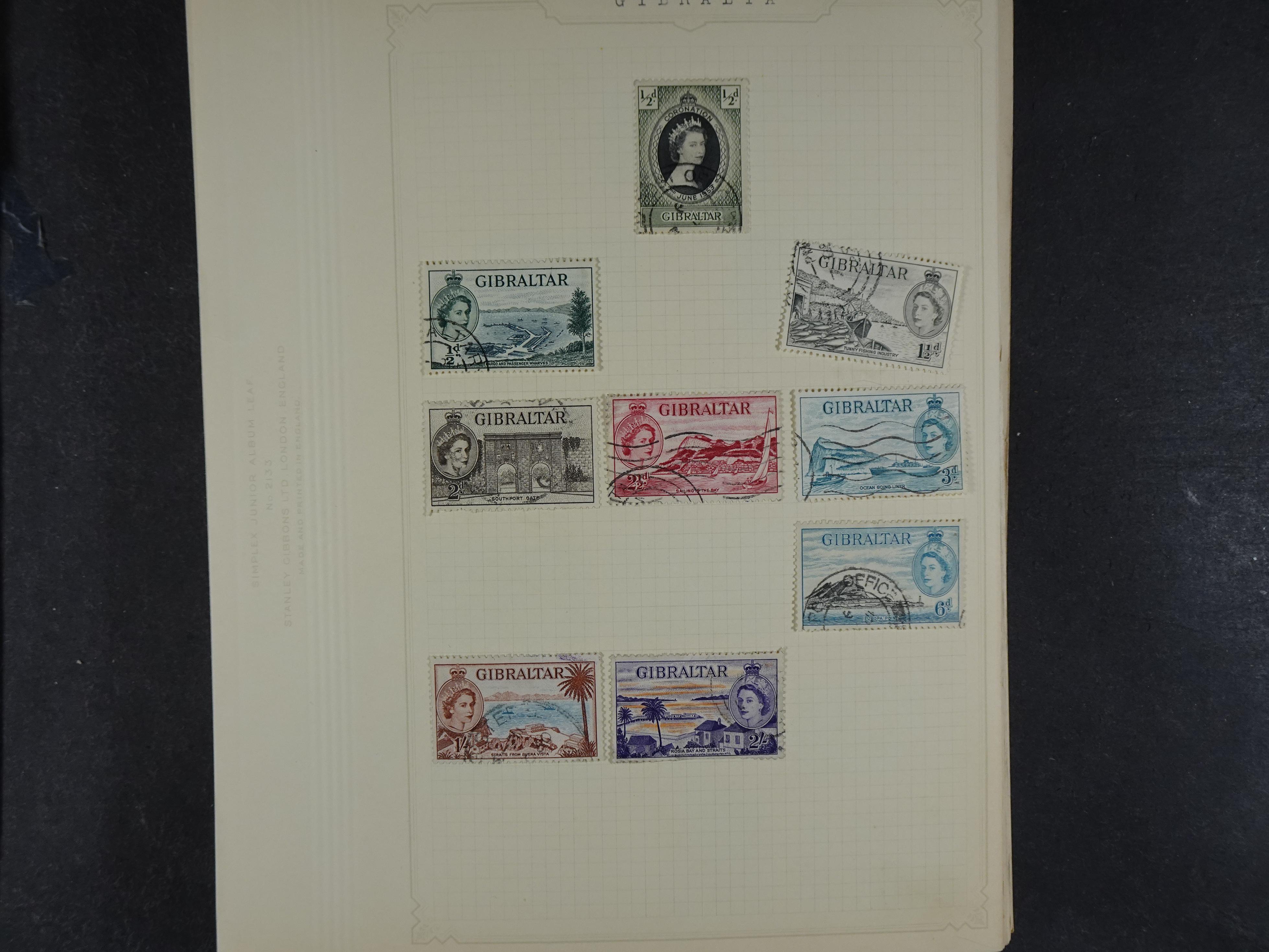 Doos met allerlei materiaal diverse betere zegels en fraaie stempels.
 279