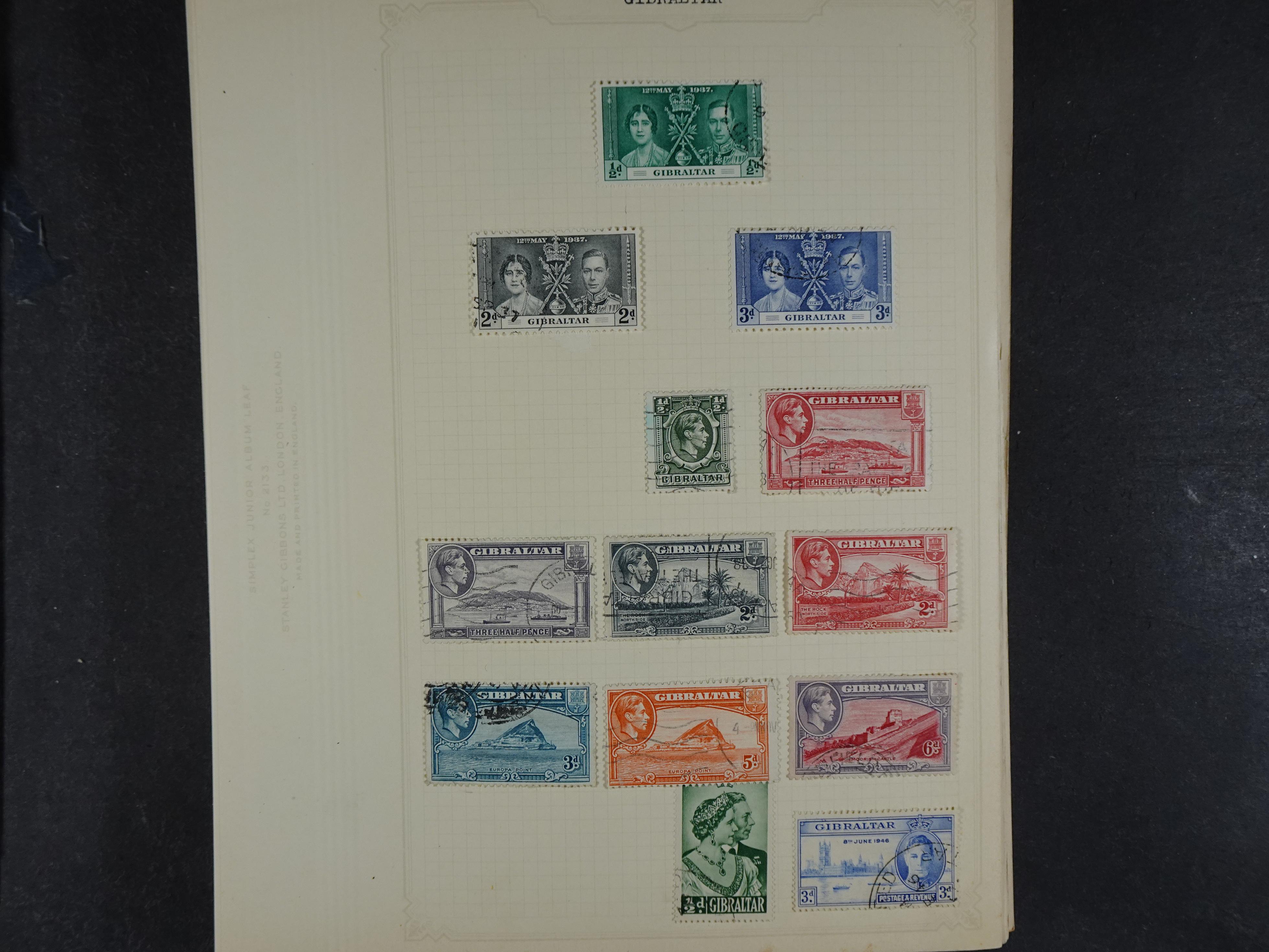 Doos met allerlei materiaal diverse betere zegels en fraaie stempels.
 280