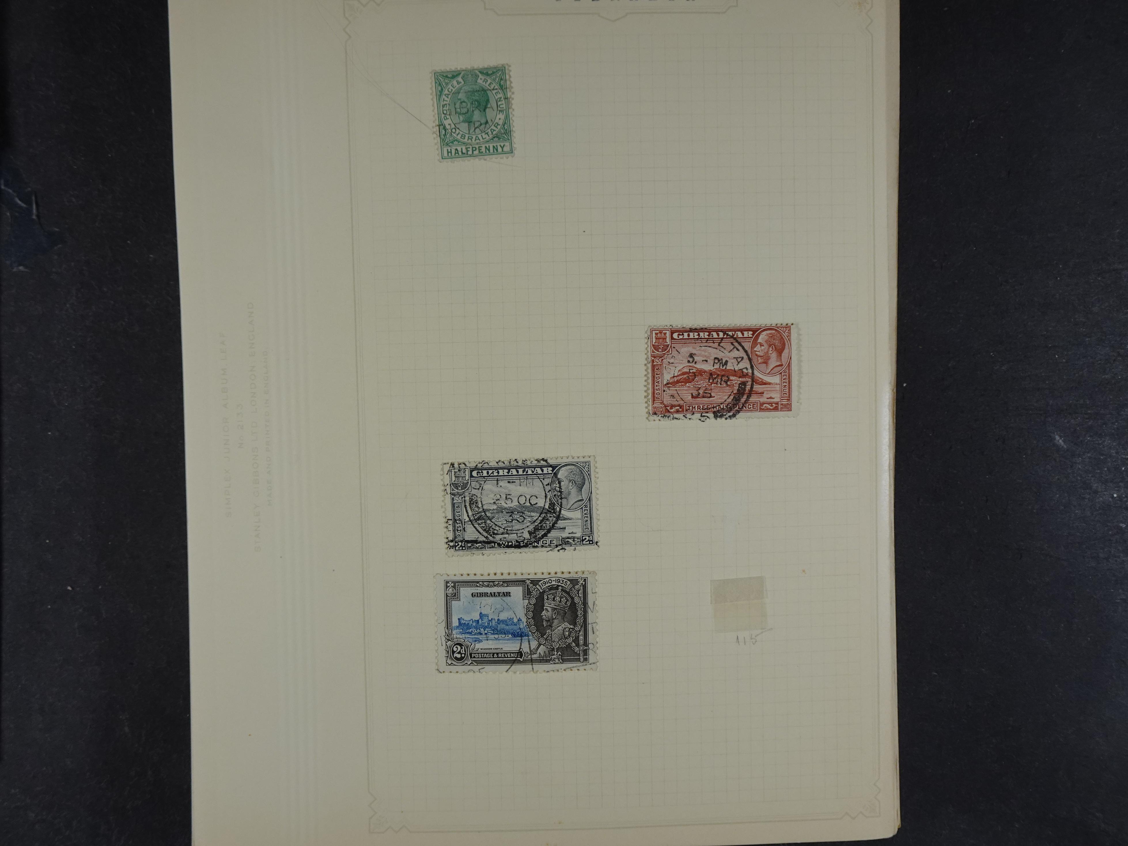 Doos met allerlei materiaal diverse betere zegels en fraaie stempels.
 281