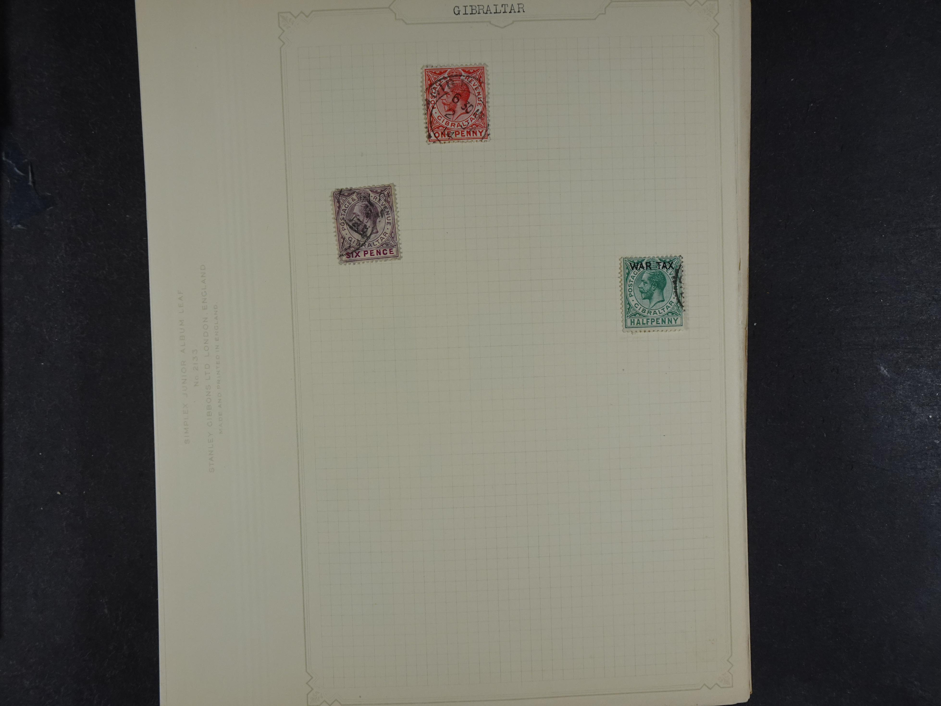 Doos met allerlei materiaal diverse betere zegels en fraaie stempels.
 282