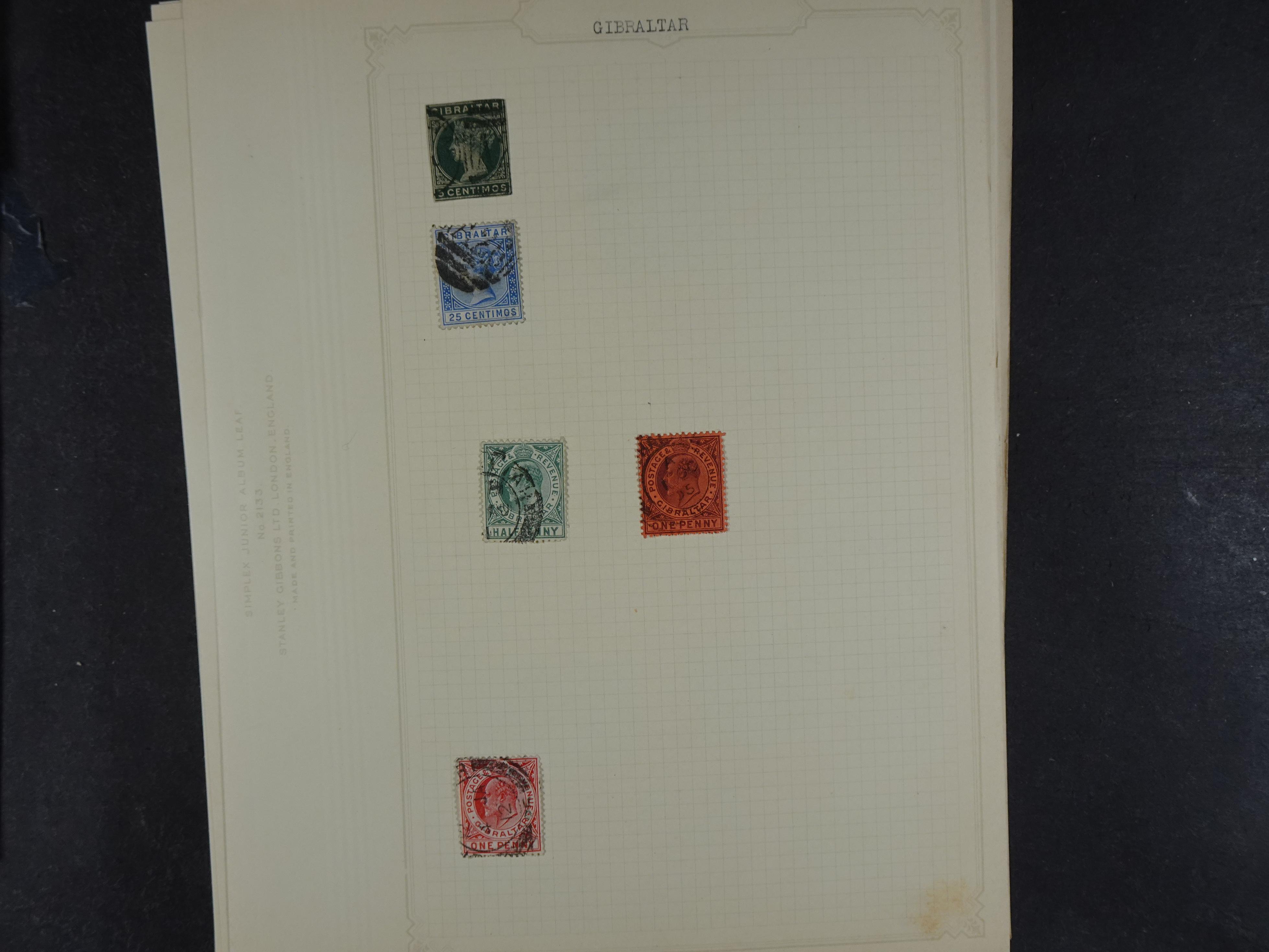 Doos met allerlei materiaal diverse betere zegels en fraaie stempels.
 283