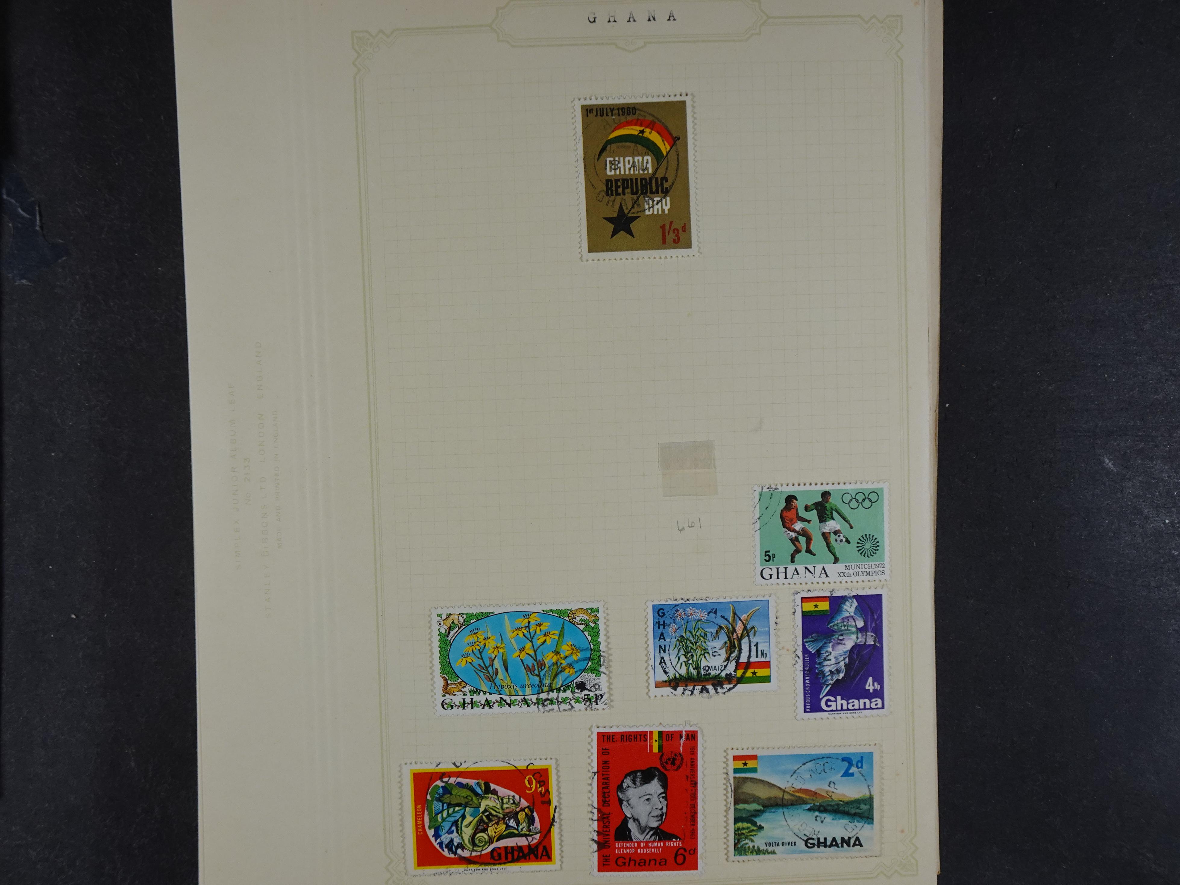 Doos met allerlei materiaal diverse betere zegels en fraaie stempels.
 284