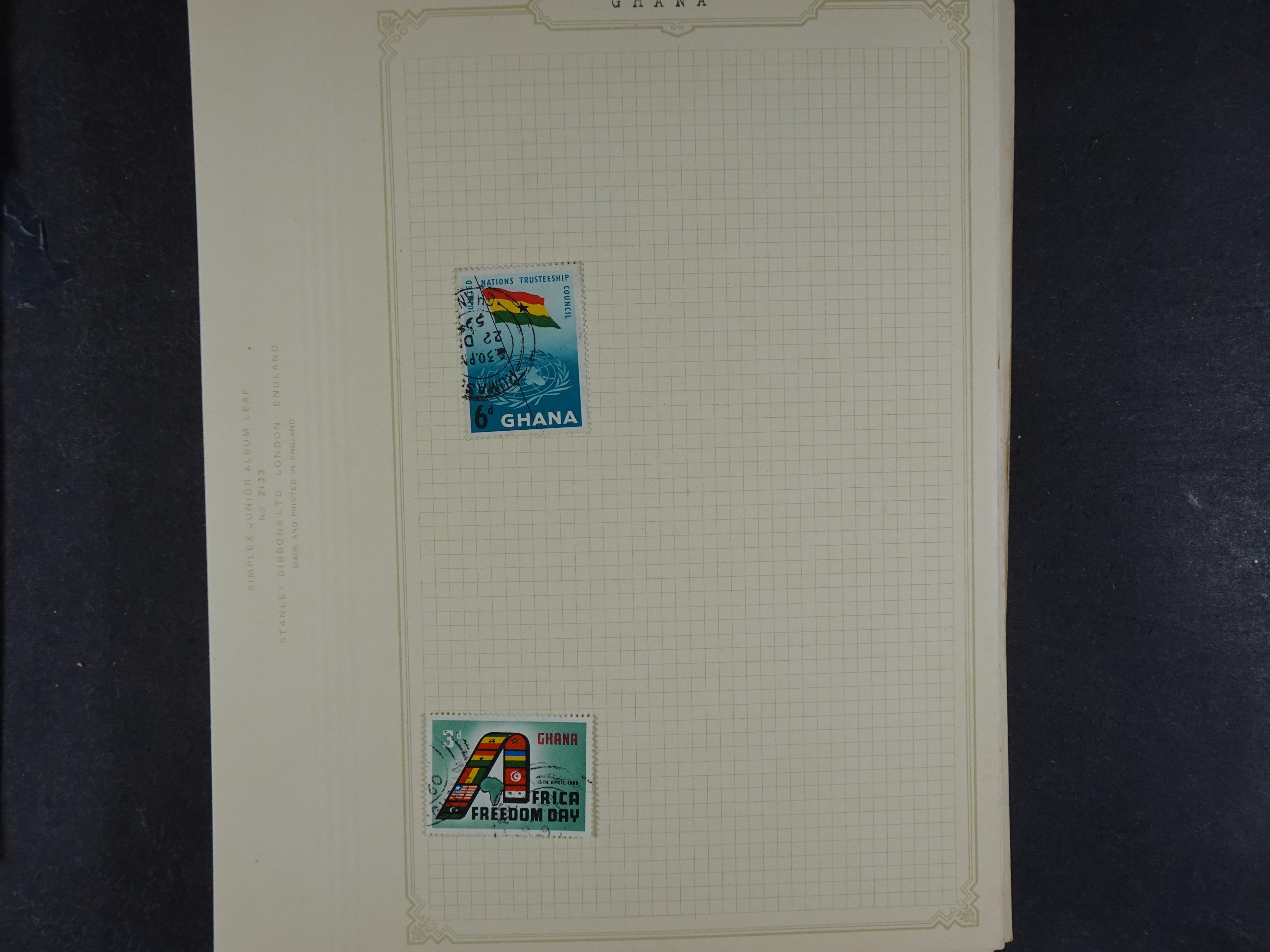 Doos met allerlei materiaal diverse betere zegels en fraaie stempels.
 285