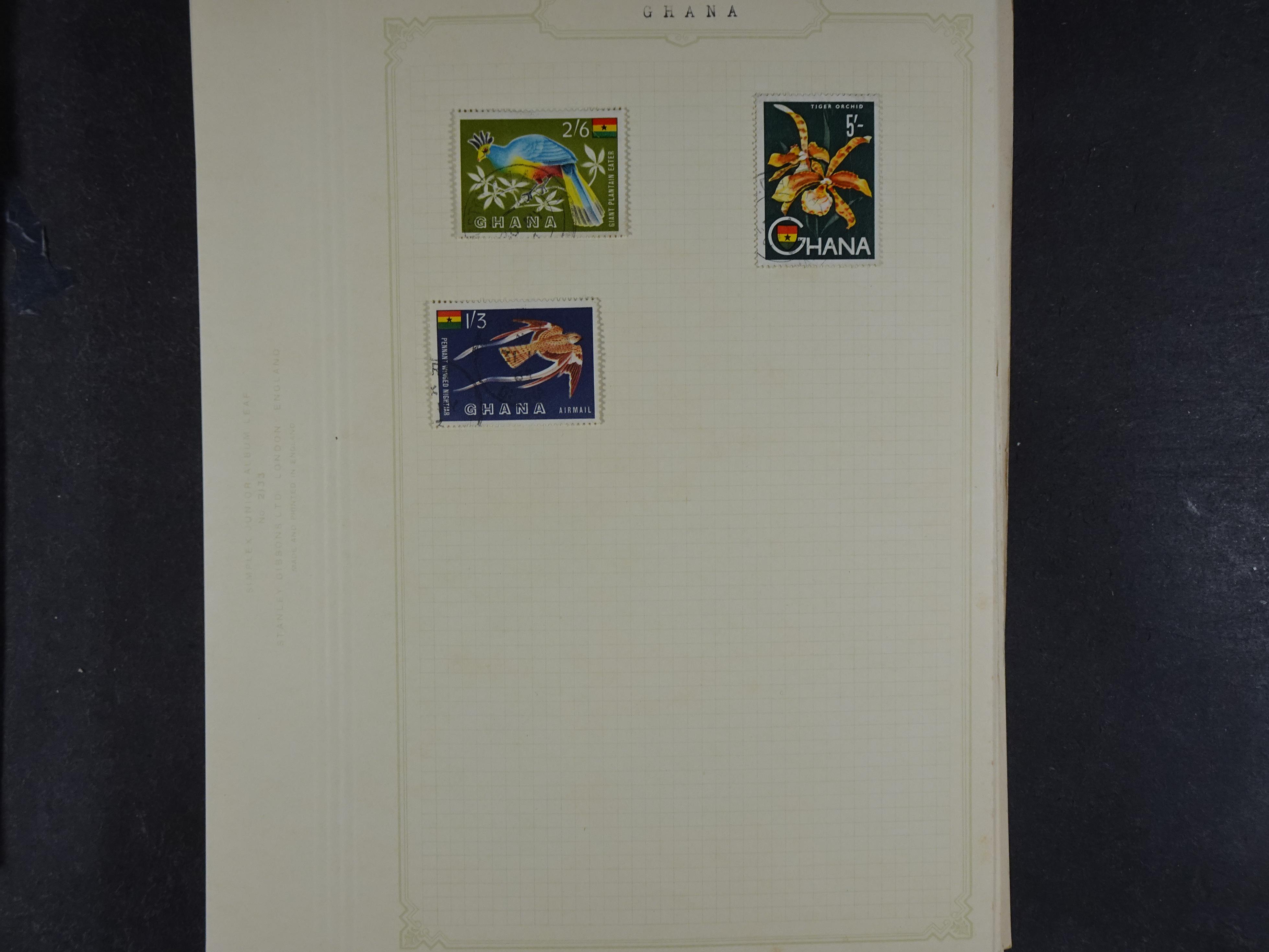 Doos met allerlei materiaal diverse betere zegels en fraaie stempels.
 286