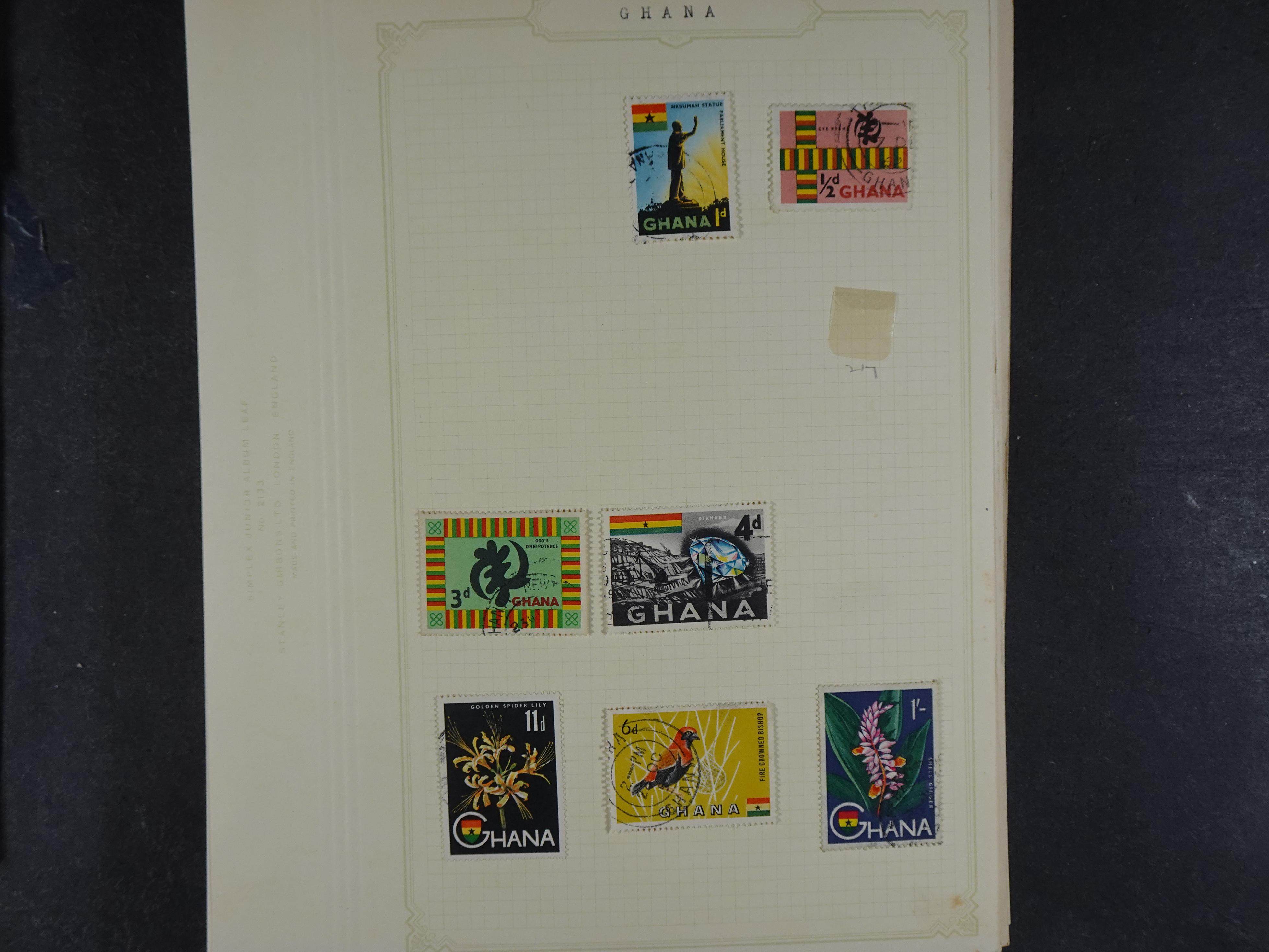 Doos met allerlei materiaal diverse betere zegels en fraaie stempels.
 287