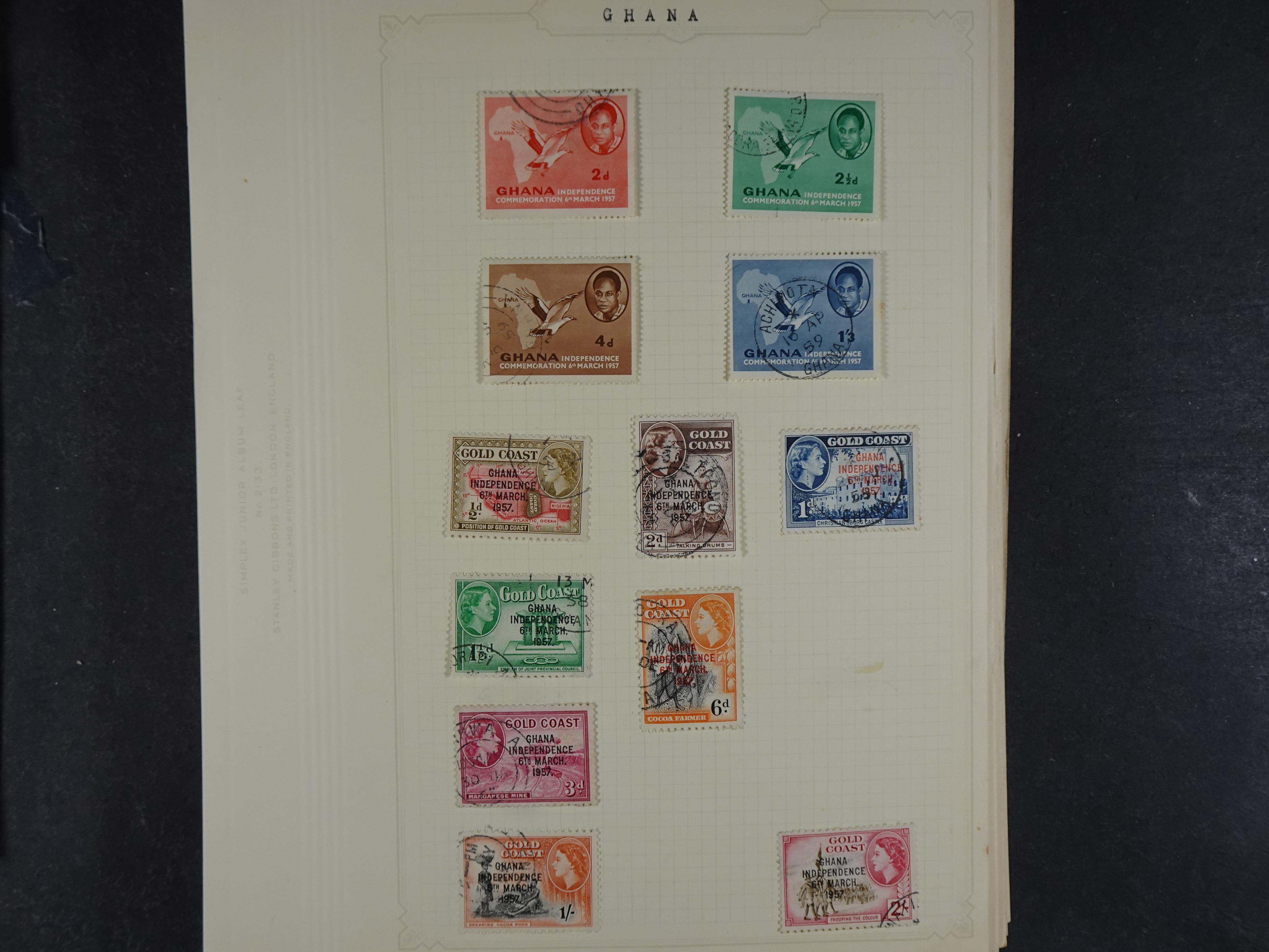 Doos met allerlei materiaal diverse betere zegels en fraaie stempels.
 288